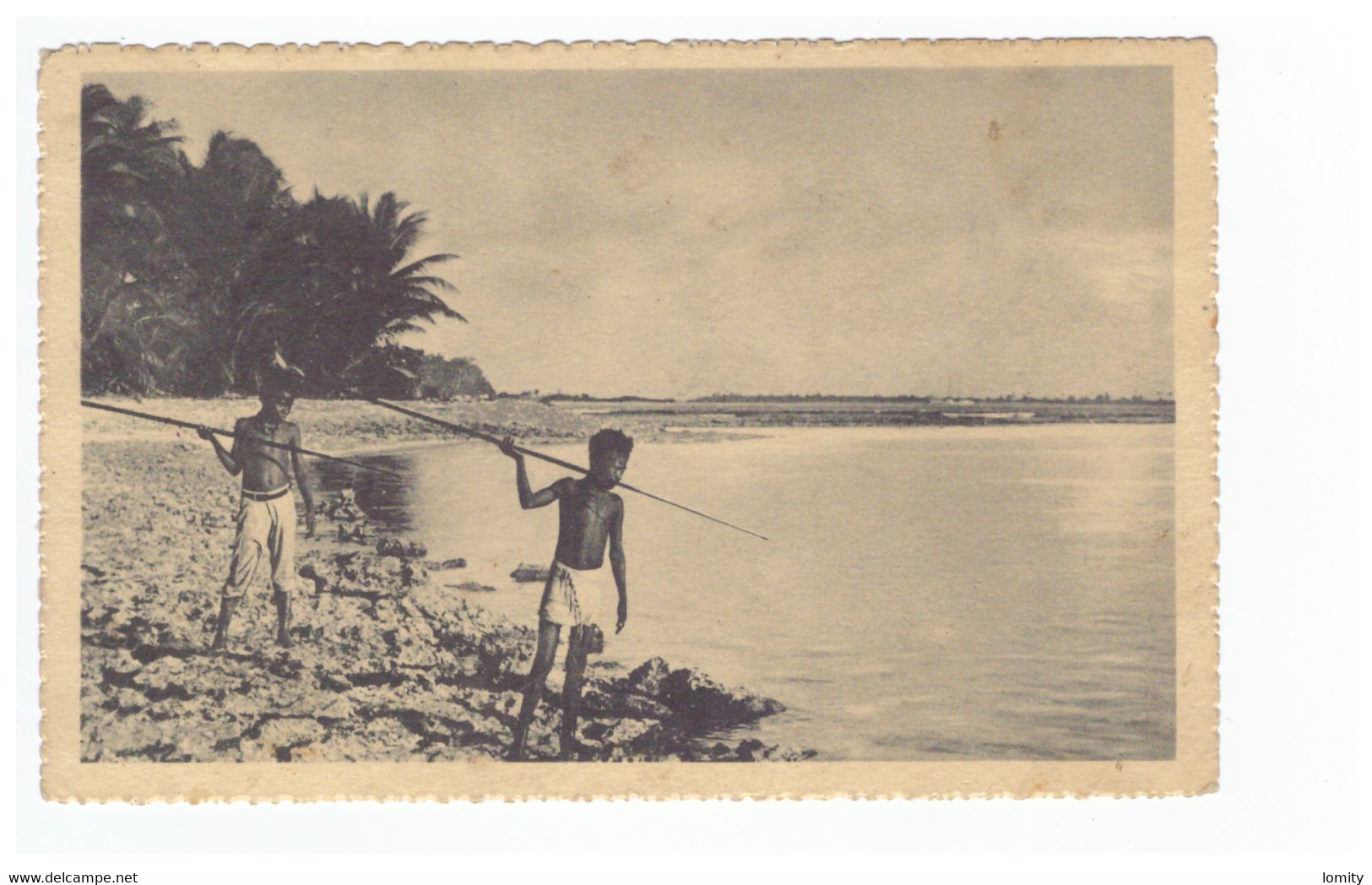 Micronesie Iles Carolines Peche Pecheur Pecheurs Canaques Guettent Le Poisson - Micronesia