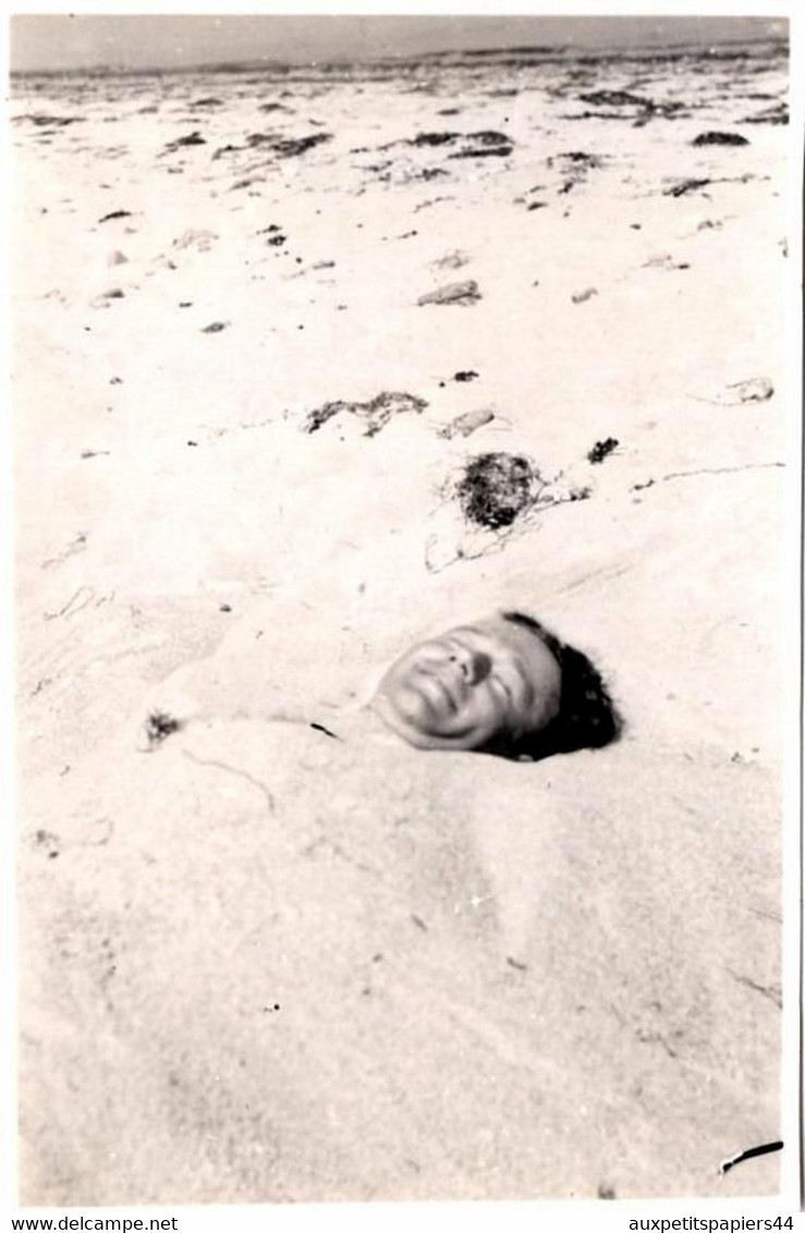 Amusante Photo Originale Portrait De Playboy Enterrer à La Plage De Hiddensee Île En Allemagne 1944 - Seule La Tête Sort - Anonyme Personen