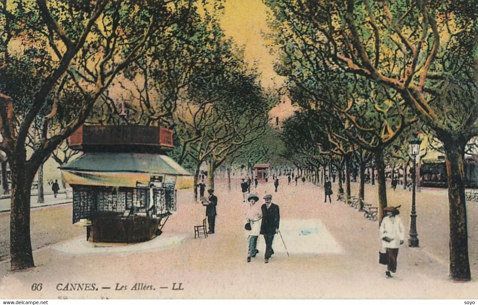 Marchand De Cartes Postales Kiosque à Cannes . Postcard Dealer . - Mercaderes