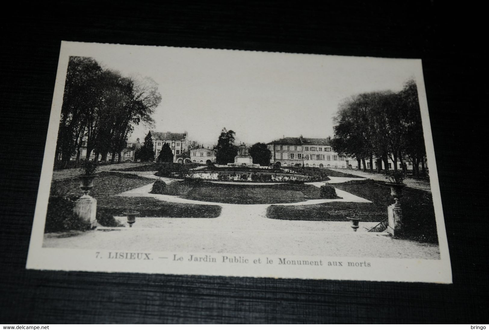 18598-           LISIEUX, LE JARDIN PUBLIC ET LE MONUMENT AUX MORTS - Lisieux