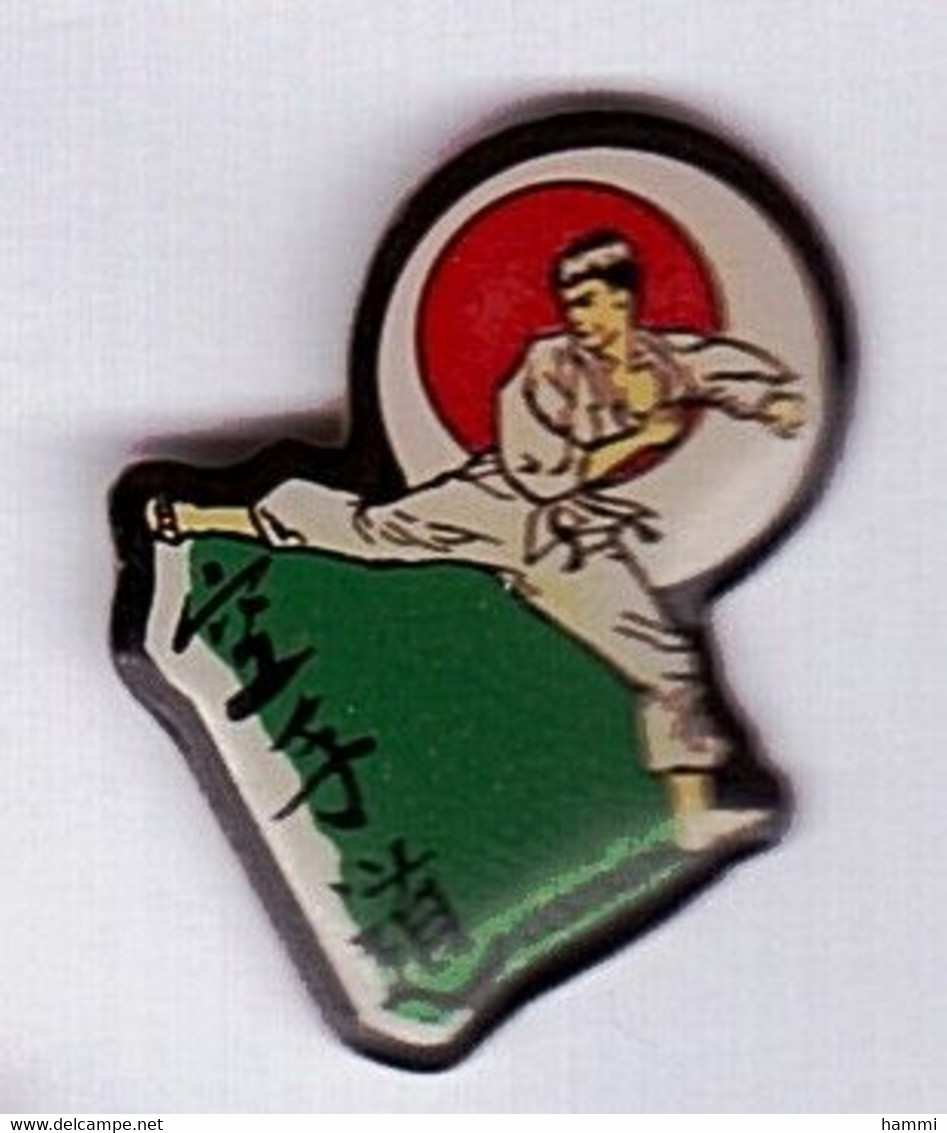 C06 Pin's Arts Martiaux Judo Karaté Lestrem Pas De Calais Achat Immédiat - Judo