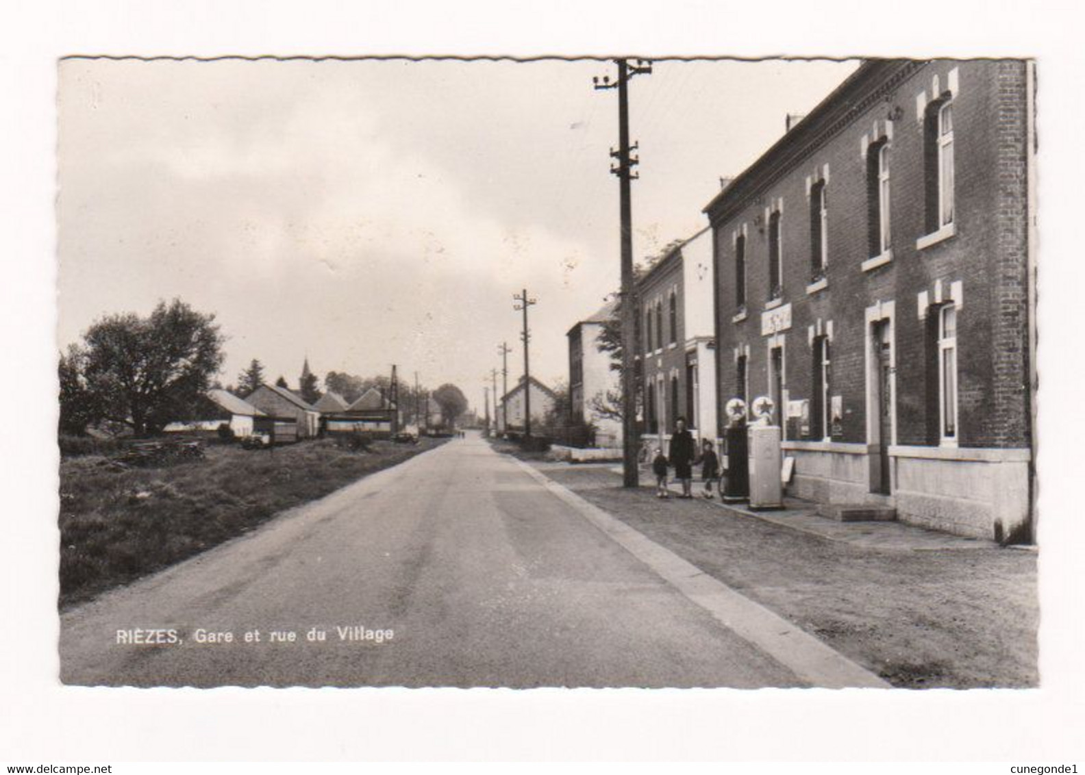 CPSM RIEZES ( Chimay ) Gare Et Rue Du Village - Animée Et Pompes Essence - Maison Champenois Végé Rièzes - 2 Scans - Chimay