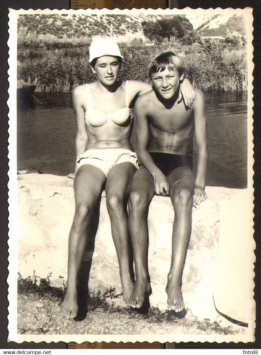 Boy Guy And Bikini Woman Girl On Beach Old Photo 9x12 Cm #29458 - Anonyme Personen