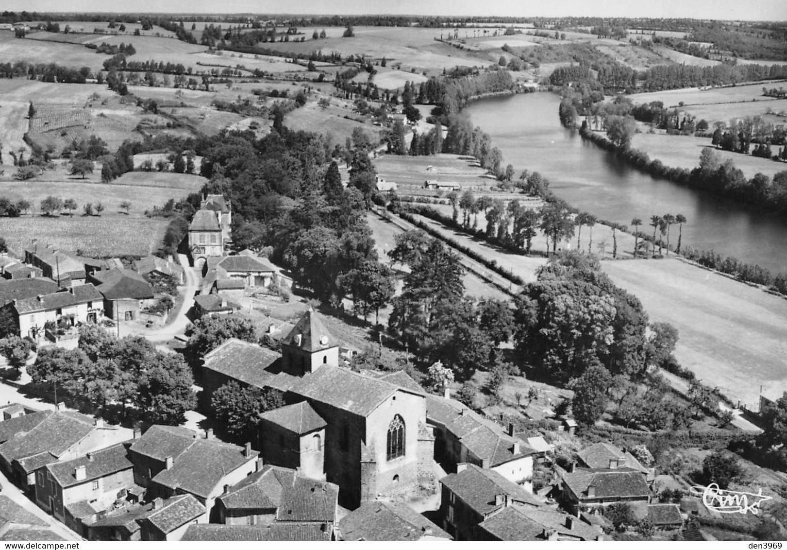 AVAILLES-LIMOUZINE - Vue Aérienne Du Quartier De L'Eglise Et De La Vallée De La Vienne - Cliché Rancurel - Availles Limouzine