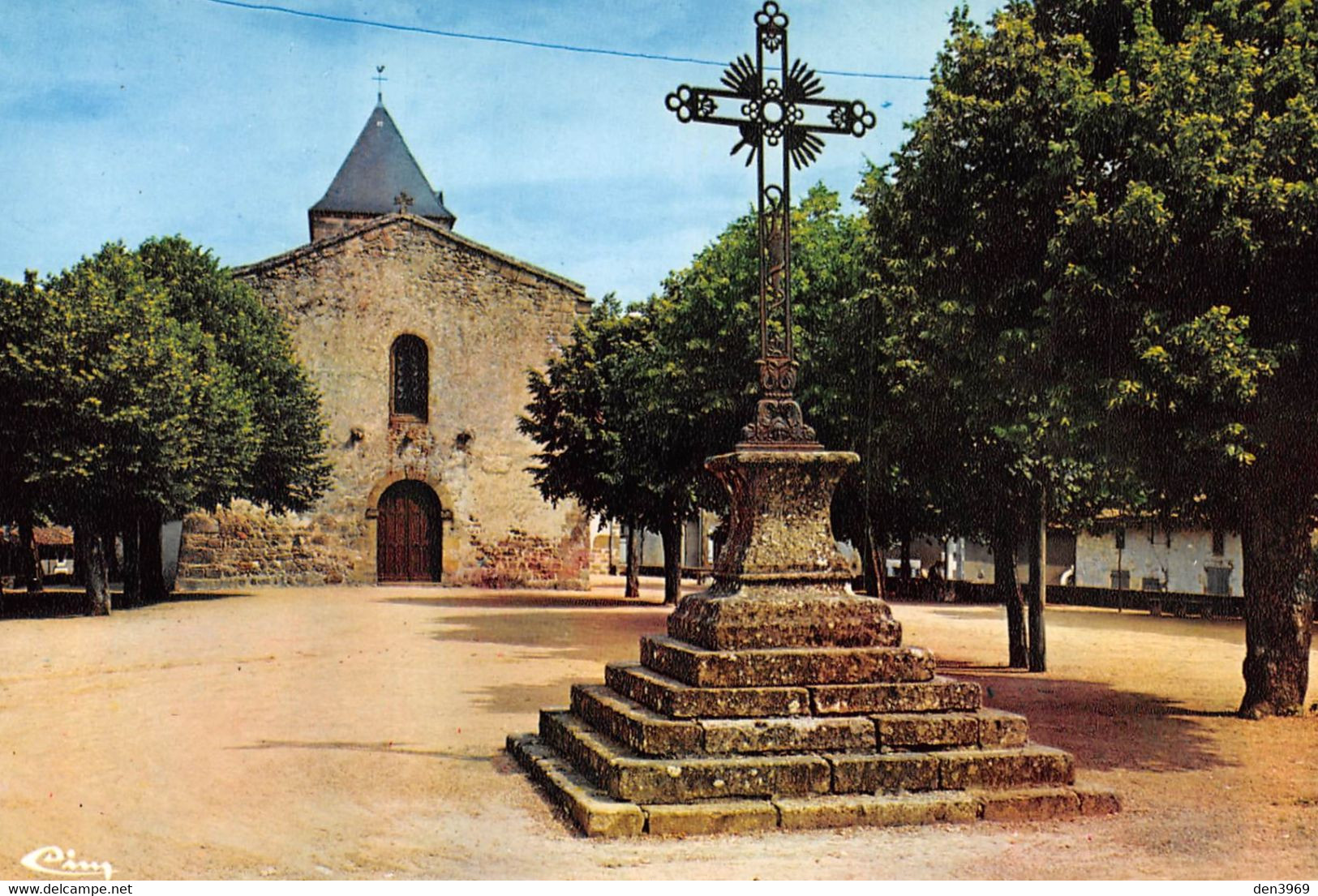 AVAILLES-LIMOUZINE - L'église - La Croix - Availles Limouzine