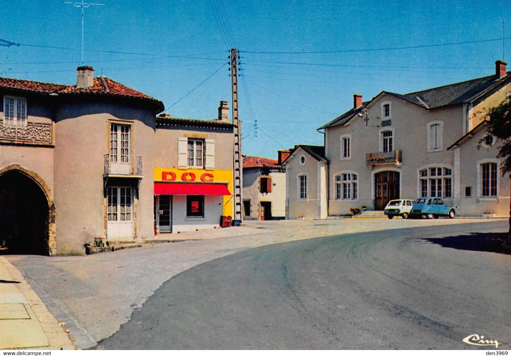 AVAILLES-LIMOUZINE - L'ancienne Porte De Ville - La Mairie - Magasin Doc - 2cv Citroën - Availles Limouzine