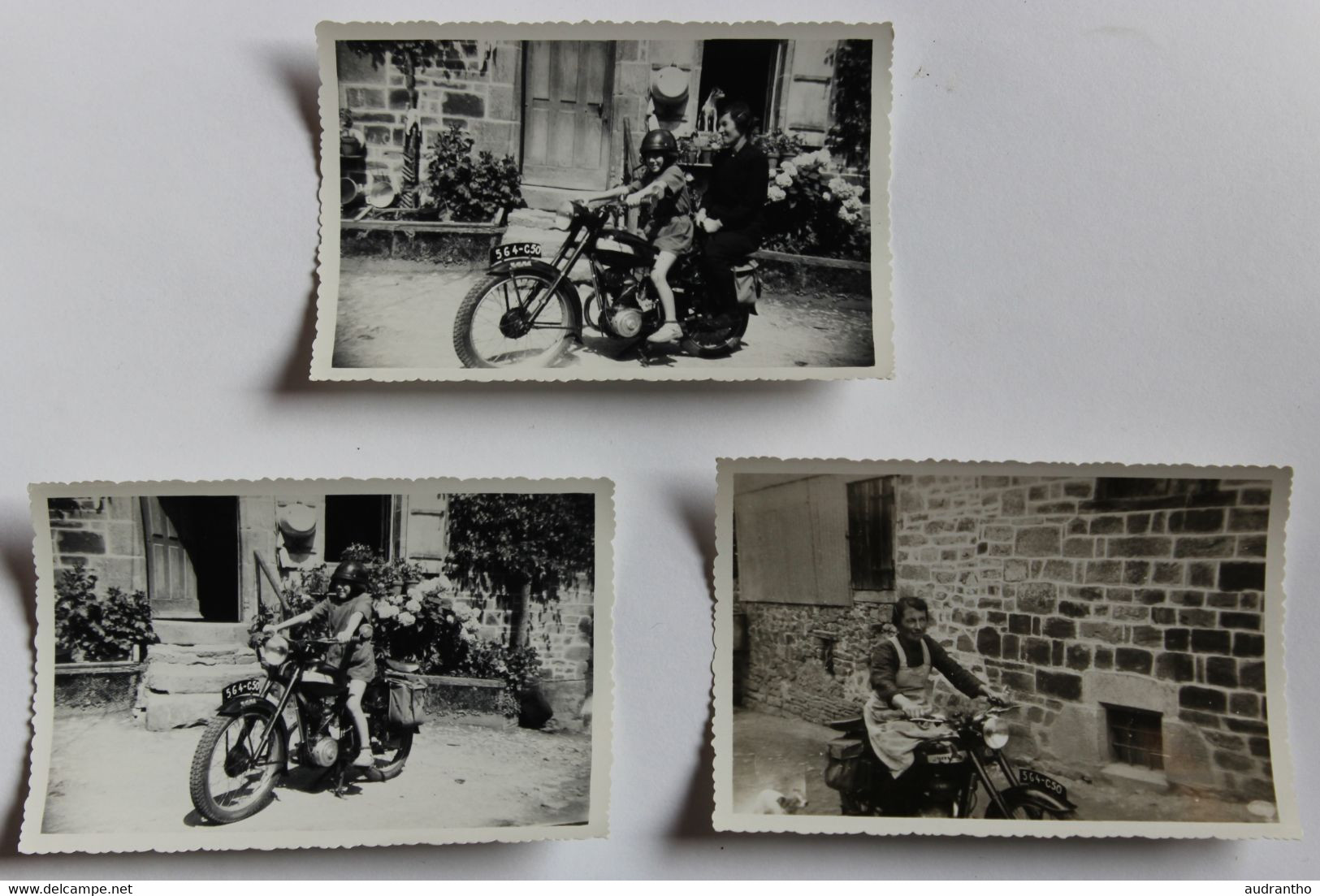 3 Photographies Anciennes Moto Marque à Identifier Immatriculation 564-C50 Normandie Jeune Fille Et Femme - Autres & Non Classés