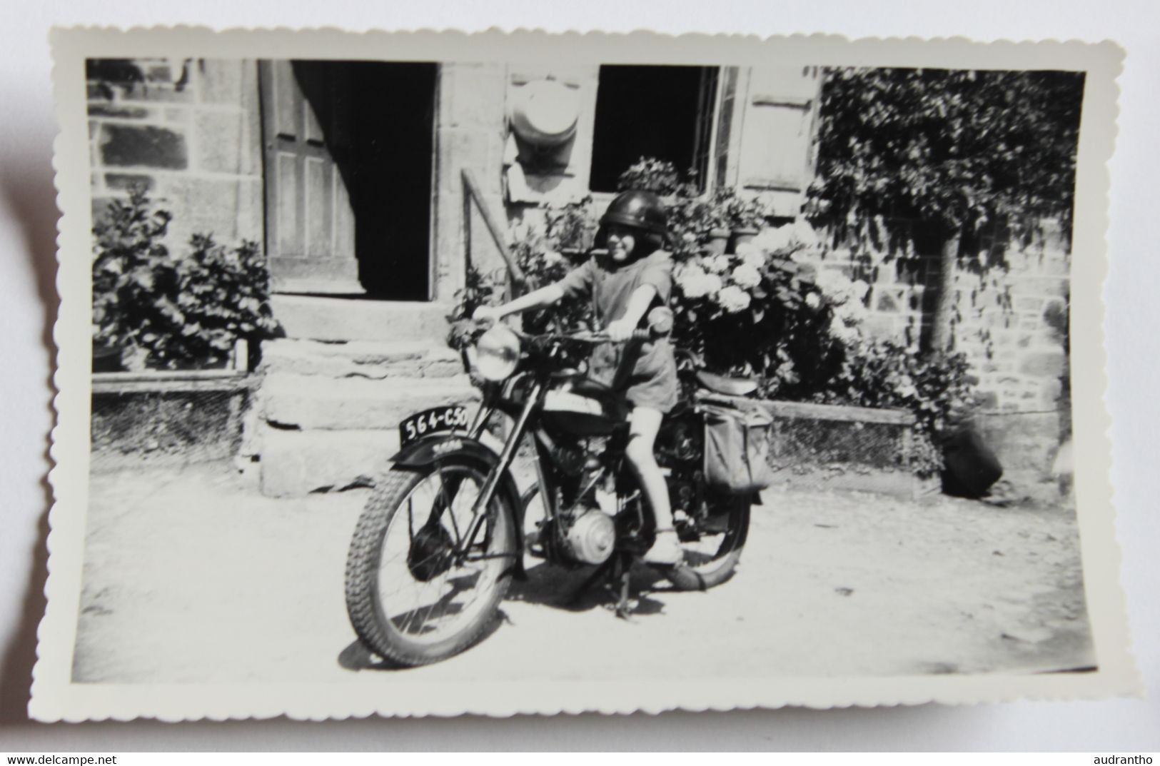 3 Photographies Anciennes Moto Marque à Identifier Immatriculation 564-C50 Normandie Jeune Fille Et Femme - Autres & Non Classés