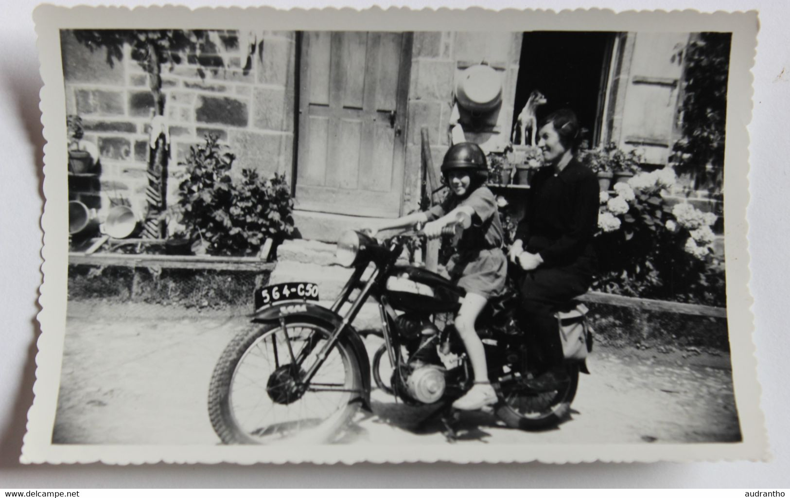 3 Photographies Anciennes Moto Marque à Identifier Immatriculation 564-C50 Normandie Jeune Fille Et Femme - Autres & Non Classés