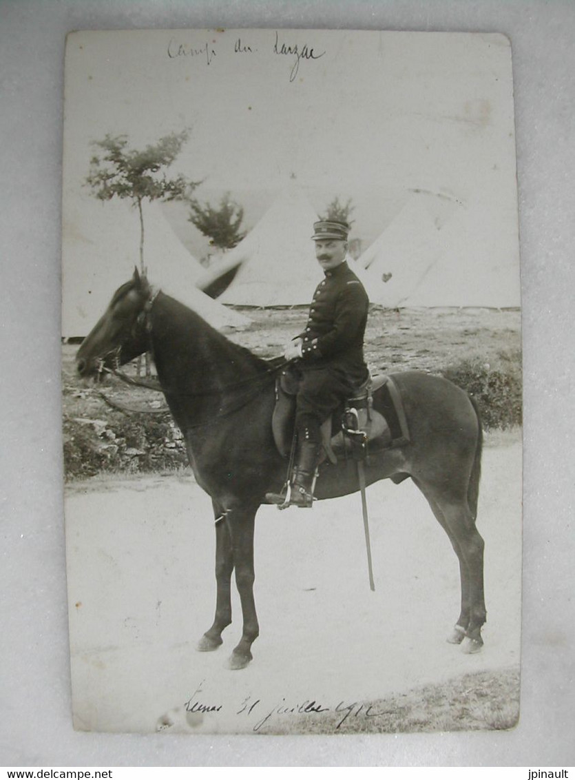 CARTE PHOTO - Militaria - Militaire En Uniforme à Cheval - Camp Du Larzac - Personen