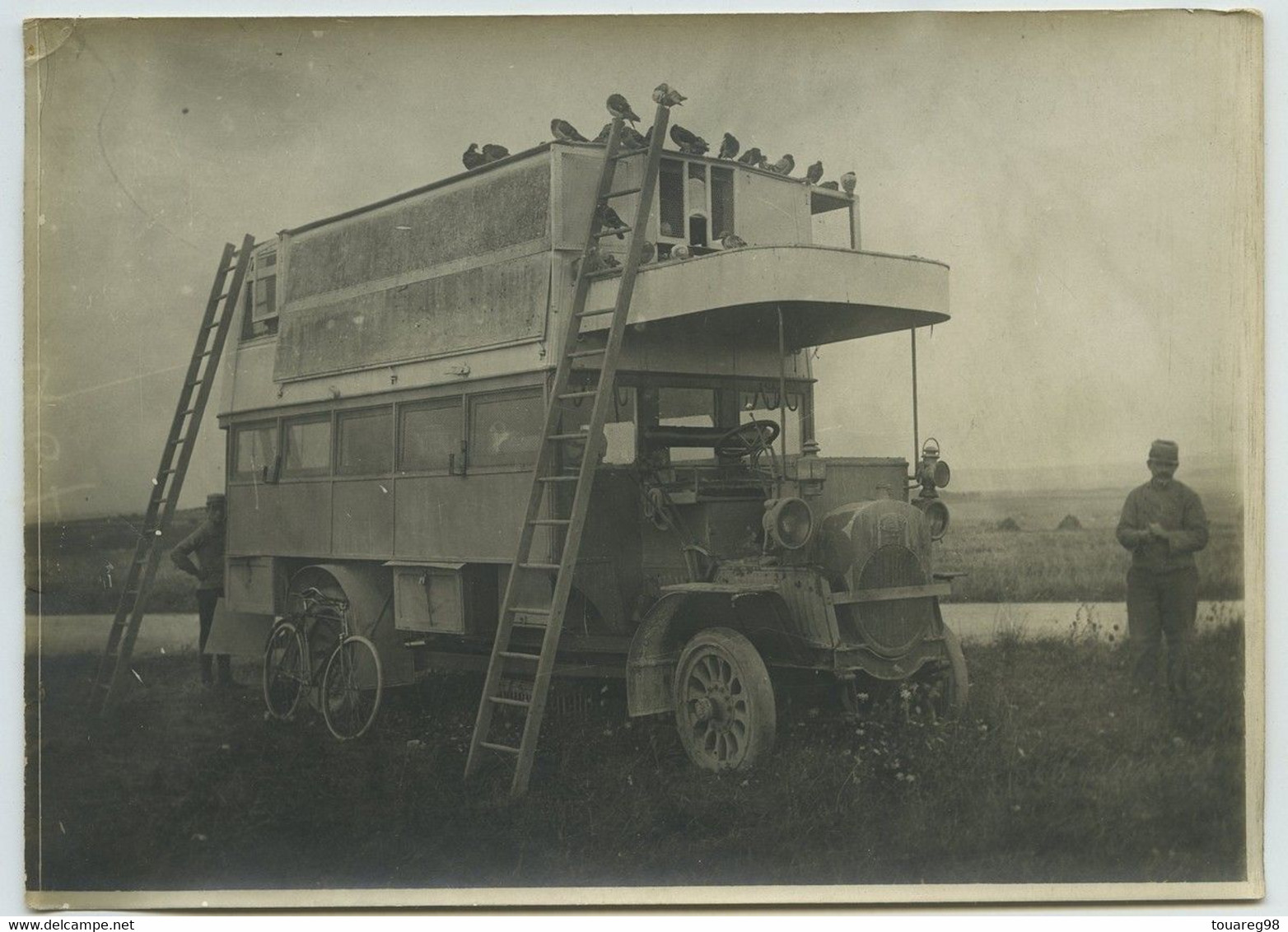 Guerre 14-18. 1WW. Militaria. Autobus Converti En Pigeonnier Pour Pigeons Voyageurs. - Oorlog, Militair