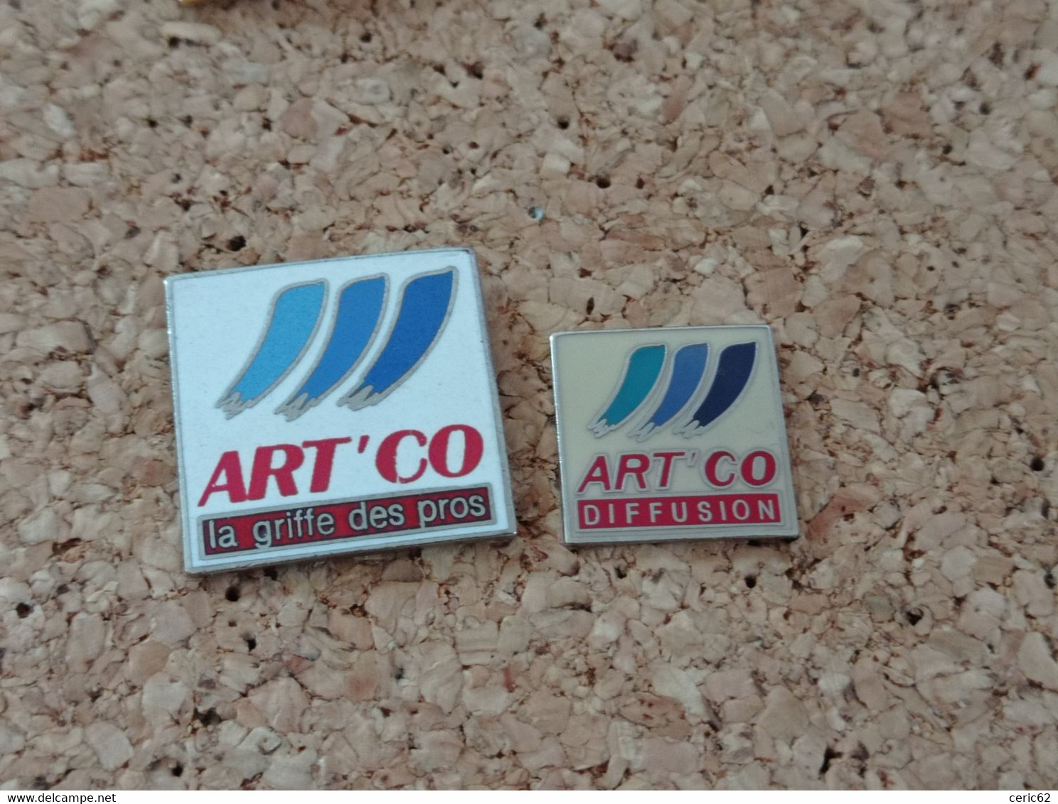 LOT DE 2 PINS MARQUE MAGASIN ART CO LA GRIFFE DES PRO DIFFUSION - Trademarks