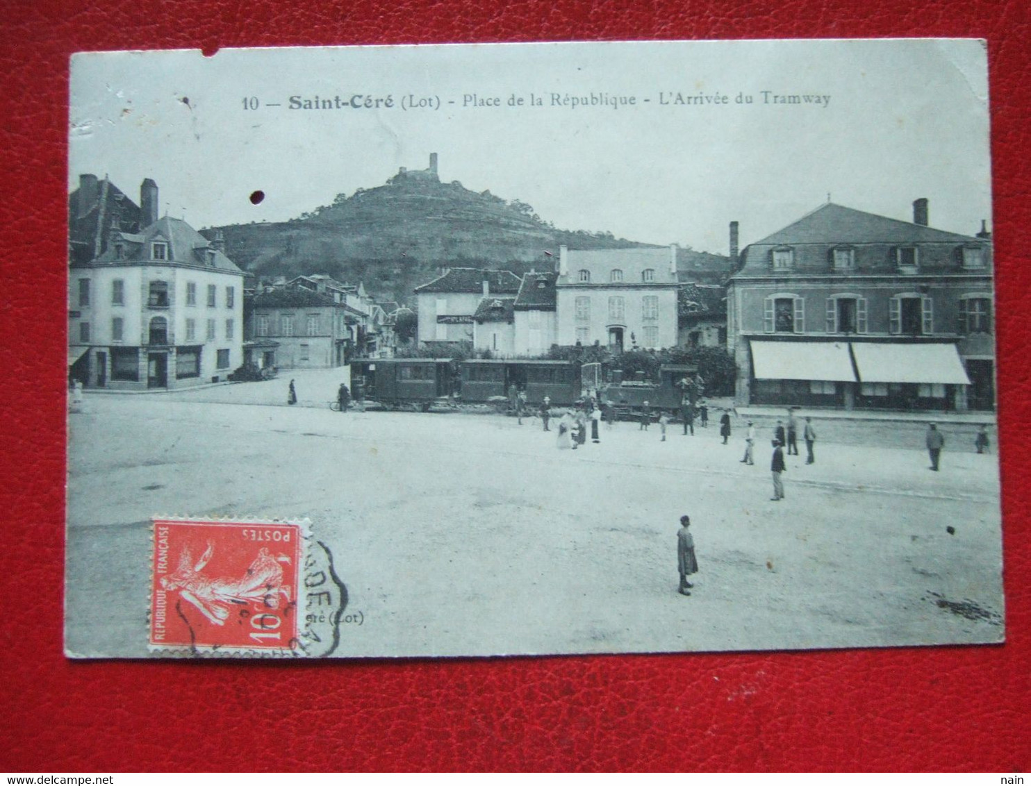 46 - SAINY CERÉ - " PLACE DE LA REPUBLIQUE - L' ARRIVEE DU TRAMWAY " -  Etat : Voir Les Scans - Saint-Céré