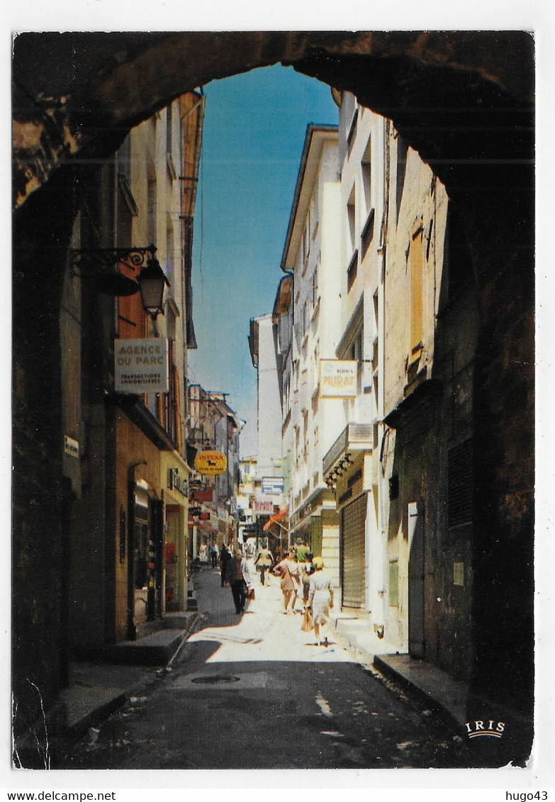 MANOSQUE EN 1976 - UNE VIEILLE RUE - LEGERS PLIS - CPSM GF VOYAGEE - Manosque