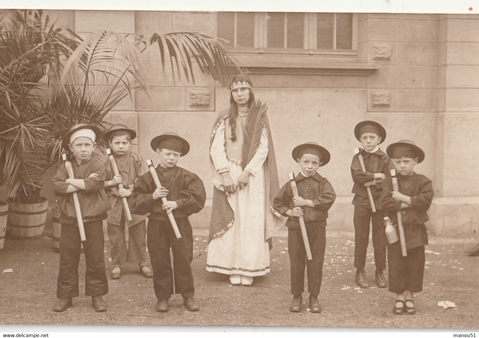 HENIN - Carte Photo - Galibots Devant L'église Ste Marie - Henin-Beaumont