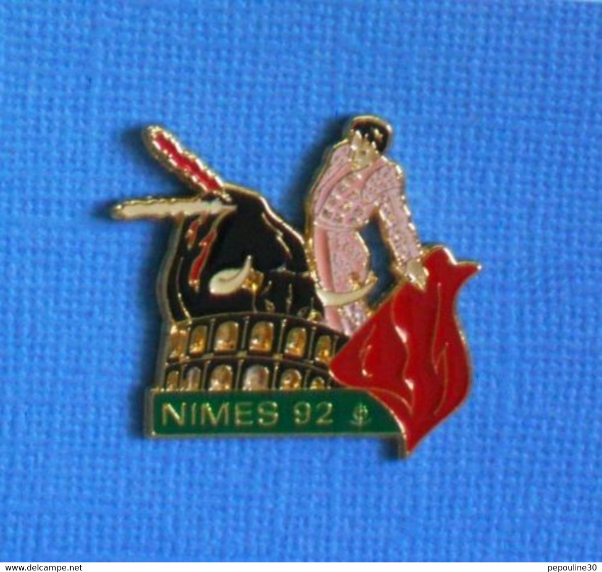 1 PIN'S //  ** FÉRIA DE NIMES 92 ** . (Atlanti's) - Stierkampf