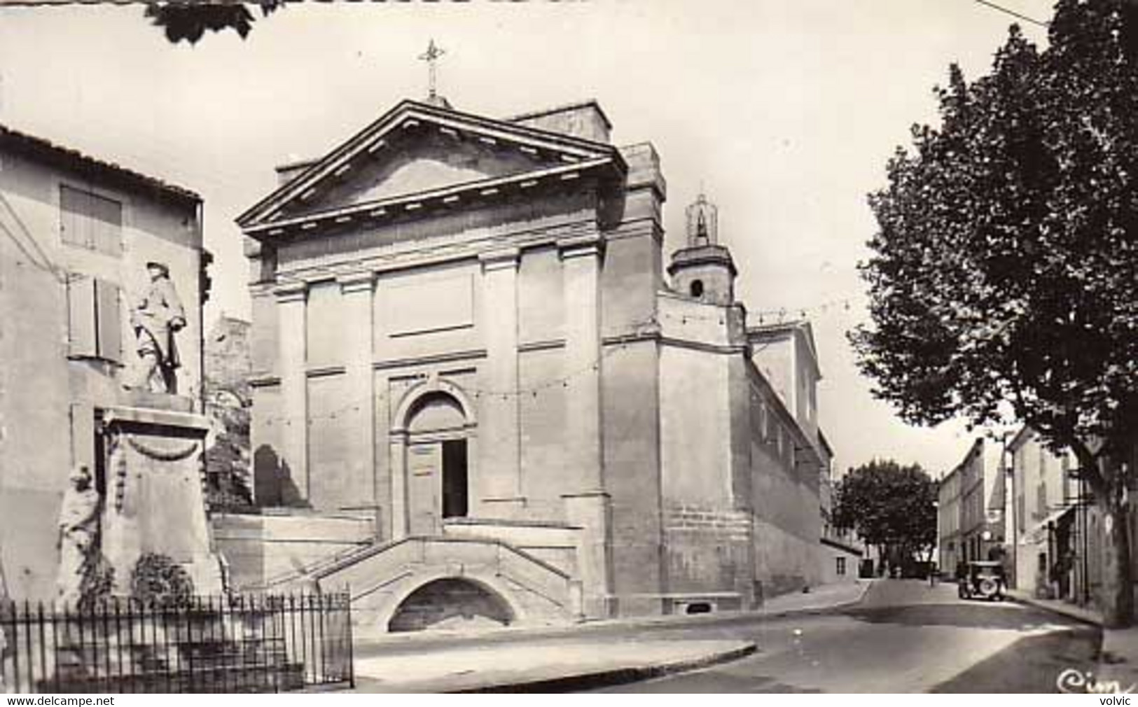 13 - EYGUIERES - L'Eglise Et La Place Du Monument  - CPSM - Eyguieres