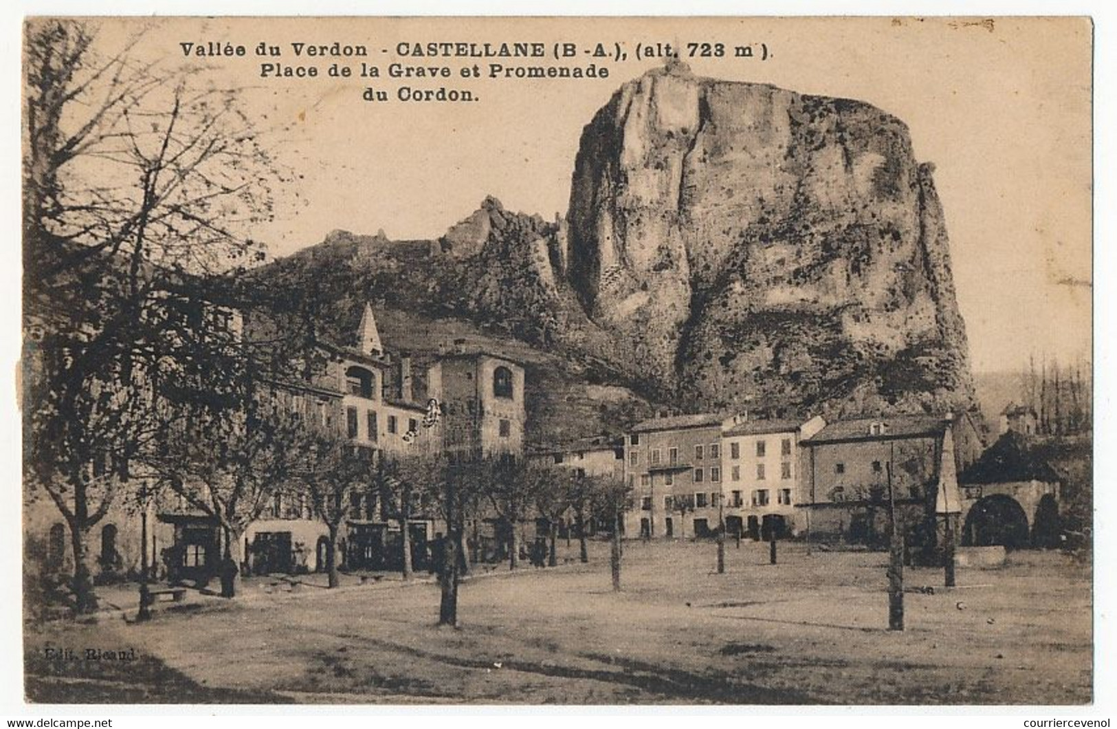 CPA - CASTELLANE (Basses Alpes) - Place De La Grave Et Promenade Du Cordon - Castellane