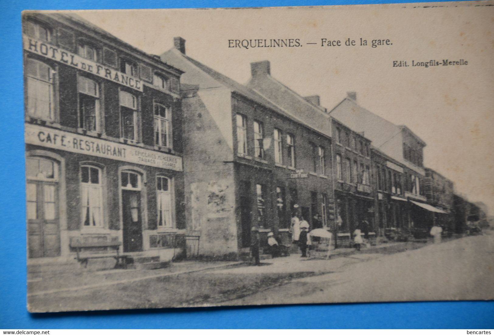 Erquelinnes : Place De La Gare Et Hôtel De France Animée - Erquelinnes