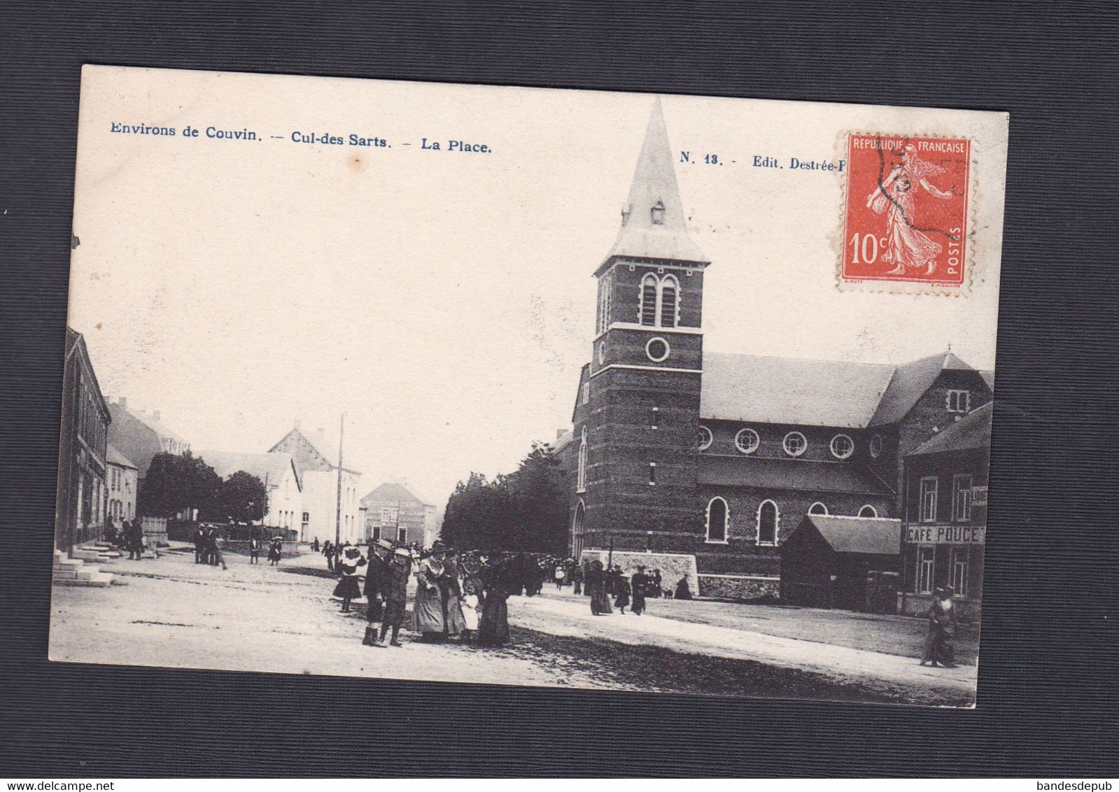 Belgique Environs De Couvin Cul Des Sarts La Place ( Animée Sortie De Messe  43927) - Cul-des-Sarts