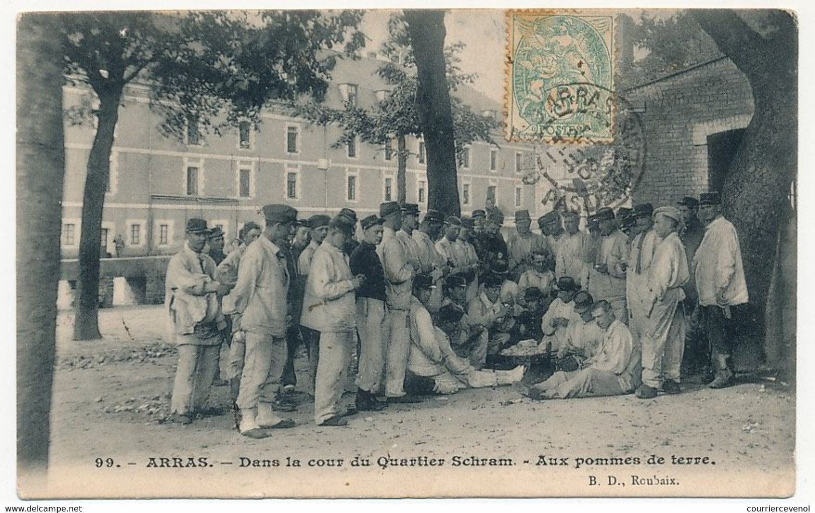 CPA - ARRAS (Pas De Calais) - Dans La Cour Du Quartier Schram - Aux Pommes De Terre - Arras
