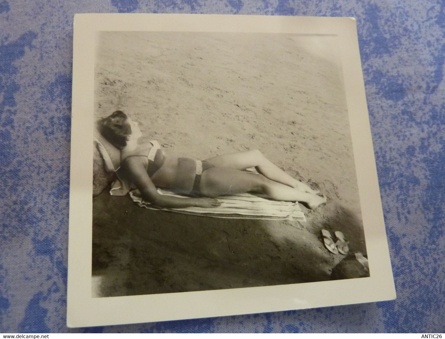 PHOTO ORIGINALE  FEMME PIN-UP EN MAILLOT DE BAIN  A LA PLAGE  ANNEE CIRCA 60-70 - Pin-ups