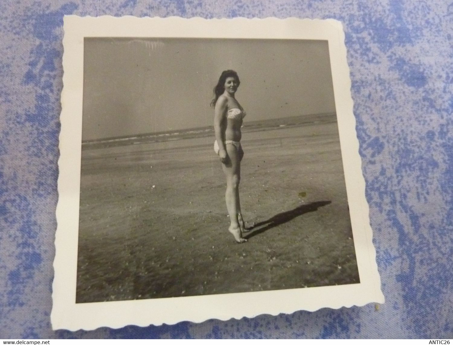 PHOTO ORIGINALE  FEMME PIN-UP EN MAILLOT DE BAIN  A LA PLAGE  ANNEE CIRCA 60-70 - Pin-ups