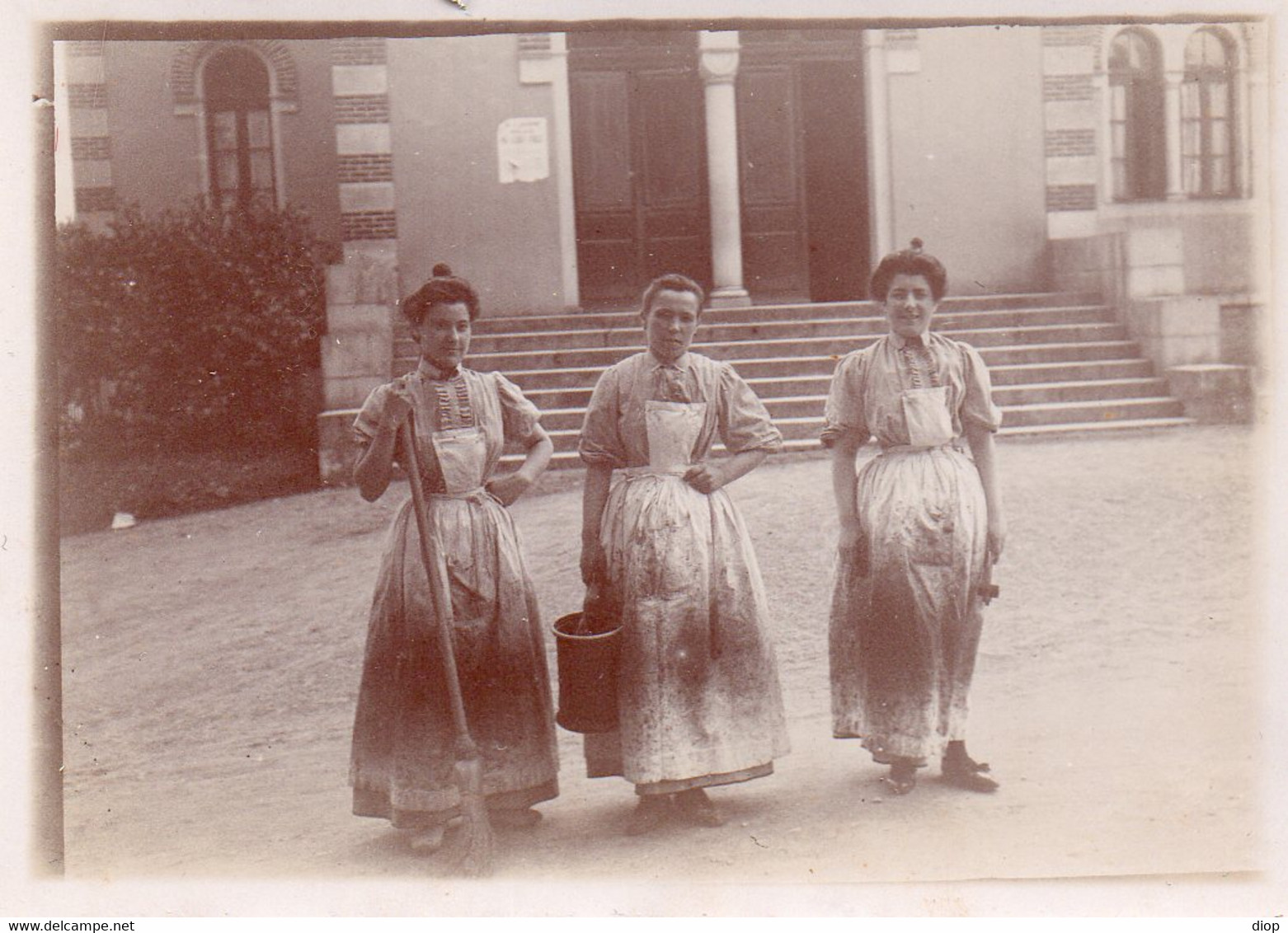 Photographie Anonyme Vintage Snapshot Femme Servante M&eacute;nage Bonne Domestique - Professions