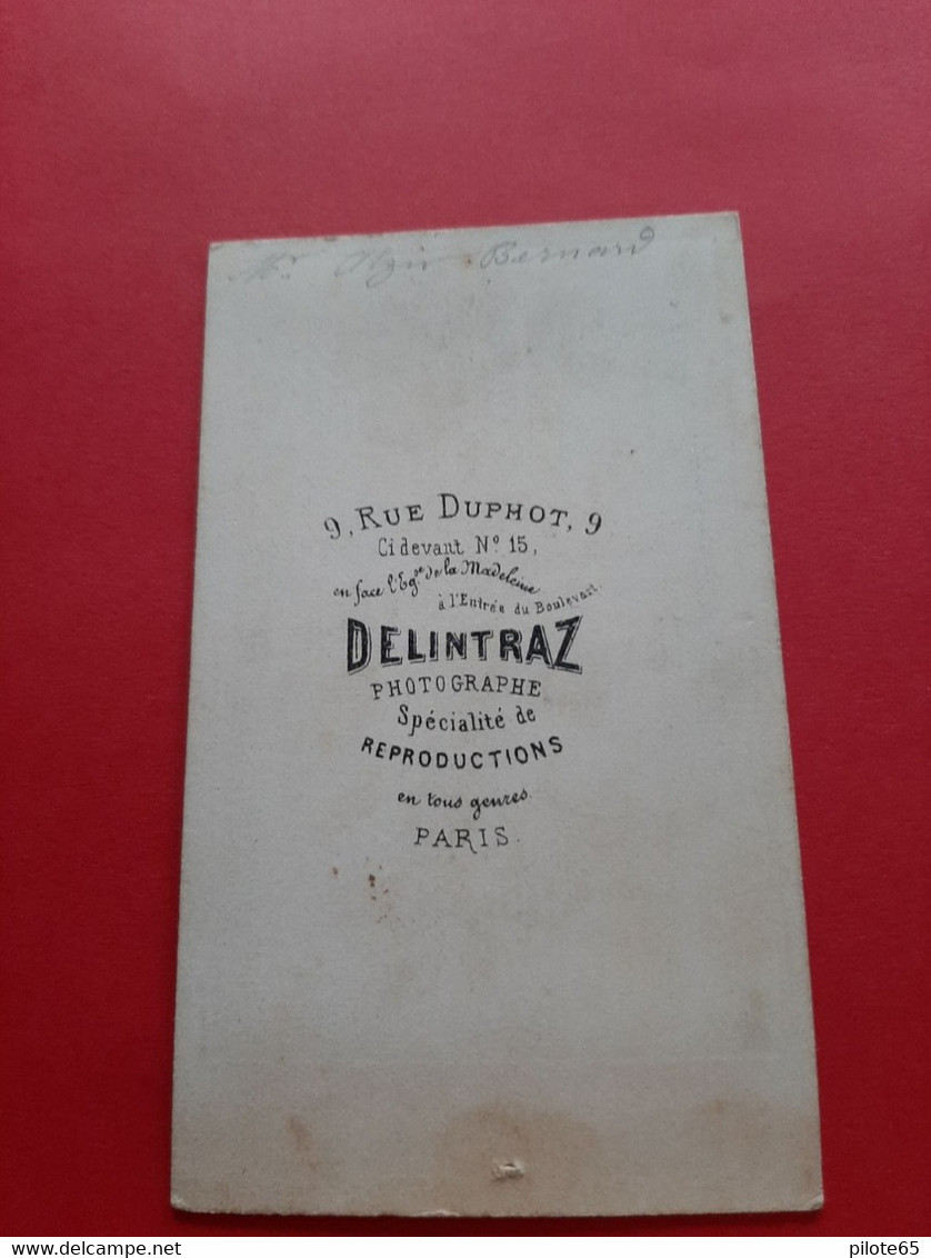 PHOTO FORMAT C. D . V . DELINTRAZ . PARIS / PHOTO NOMMEE / Mr ALZIR BERNARD / HOMME A CHEVAL SUR UNE CHAISE / DOS SCANNE - Oud (voor 1900)