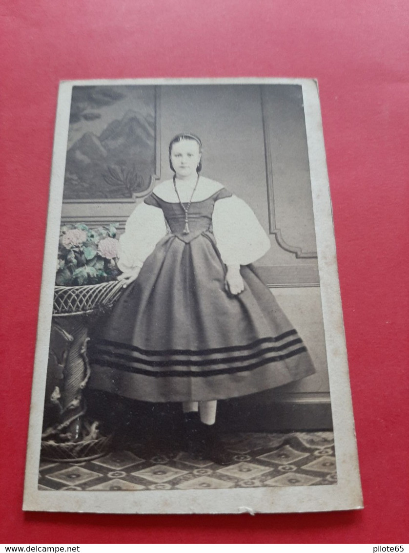 PHOTO FORMAT C. D . V .  GERSCHEL FRERES . STRASBOURG /  LUIA DIEHL / JEUNE FILLE DEBOUT EN ROBE / DOS SCANNE - Old (before 1900)