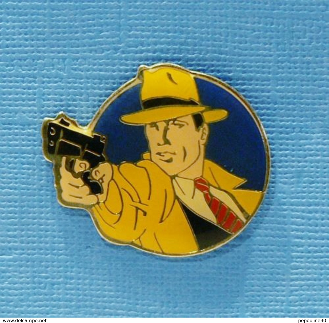 1 PIN'S //  ** DICK TRACY / CÉLÈBRE BD POLICIÈRE AMÉRICAINE ** . (©DISNEY) - BD