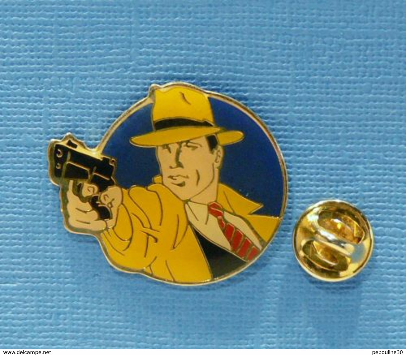 1 PIN'S //  ** DICK TRACY / CÉLÈBRE BD POLICIÈRE AMÉRICAINE ** . (©DISNEY) - BD