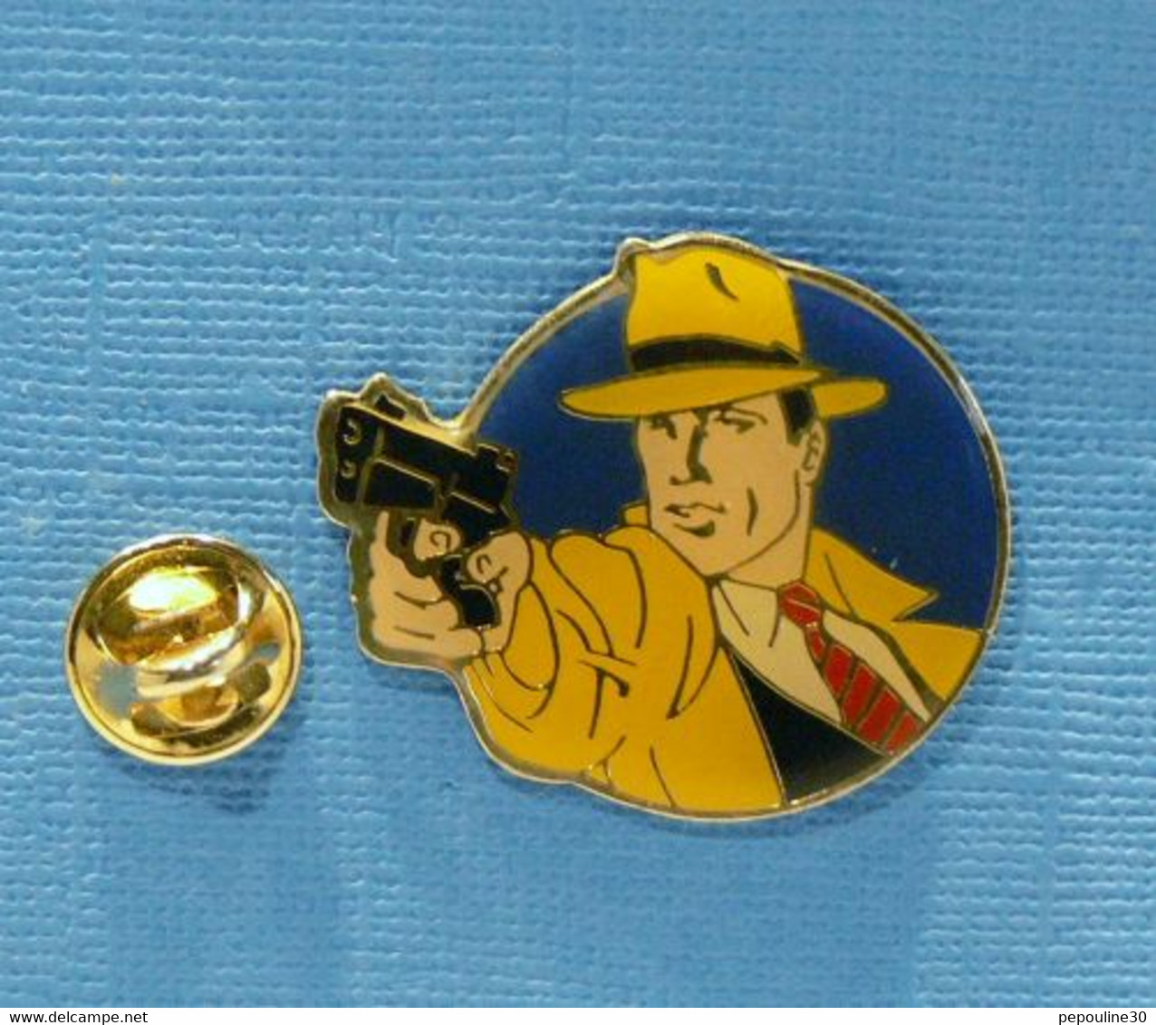 1 PIN'S //  ** DICK TRACY / CÉLÈBRE BD POLICIÈRE AMÉRICAINE ** . (©DISNEY) - BD