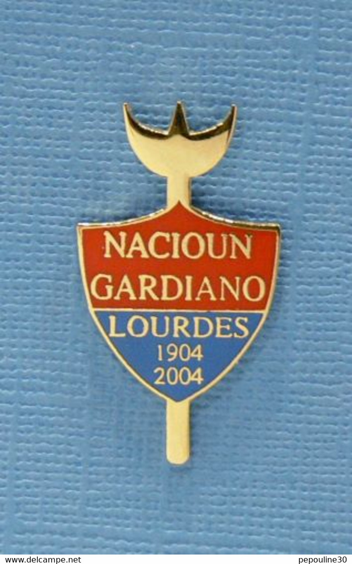 1 PIN'S //  ** NACIOUN GARDIANO / LOURDES / 1904 . 2004 ** - Corrida