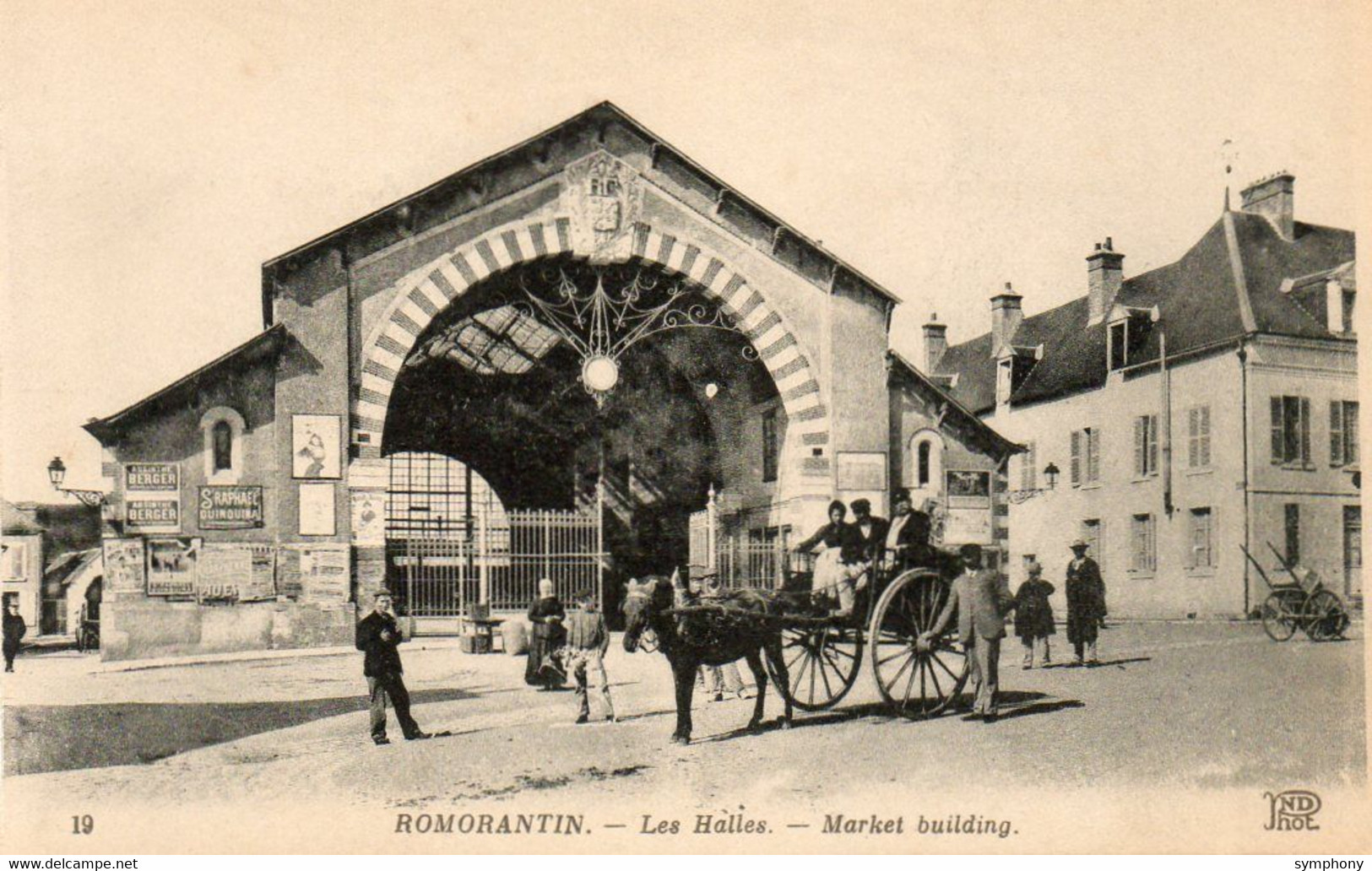 41. CPA. ROMORANTIN - Les Halles - Panneaux De Pubs - Attelage - - Piazze Di Mercato