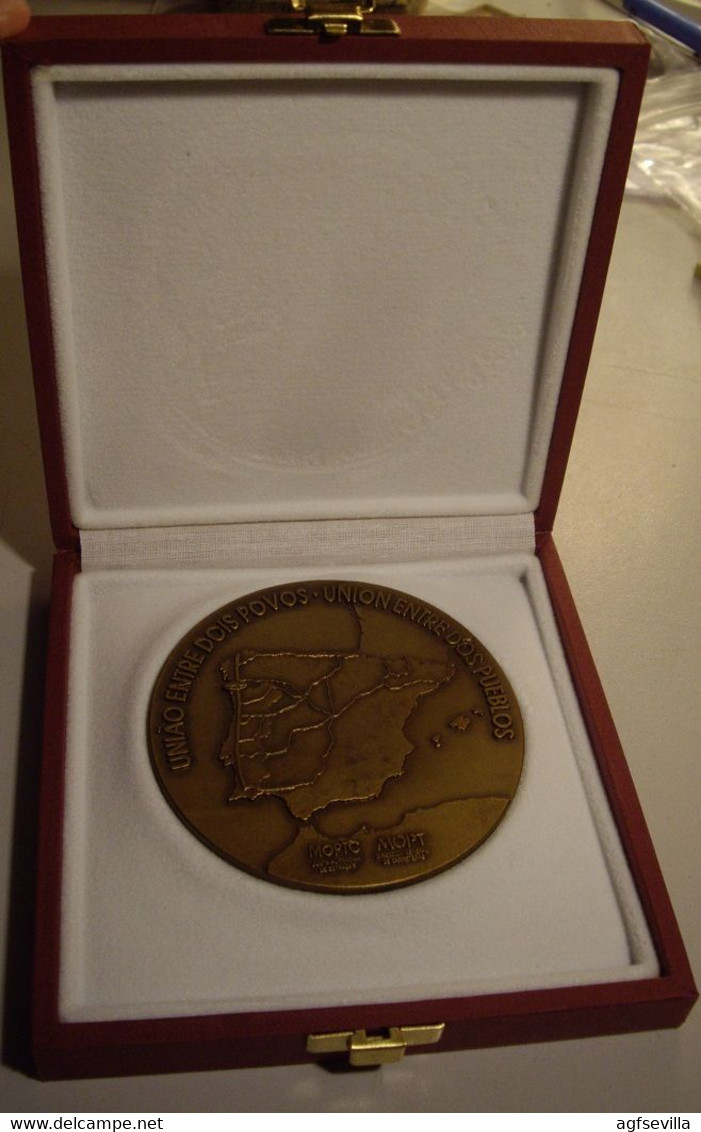 ESPAÑA. MEDALLA INAUGURACIÓN PUENTE INTERNACIONAL SOBRE EL RÍO MIÑO. 1993. CON CAJA. ESPAGNE. SPAIN MEDAL - Professionnels/De Société