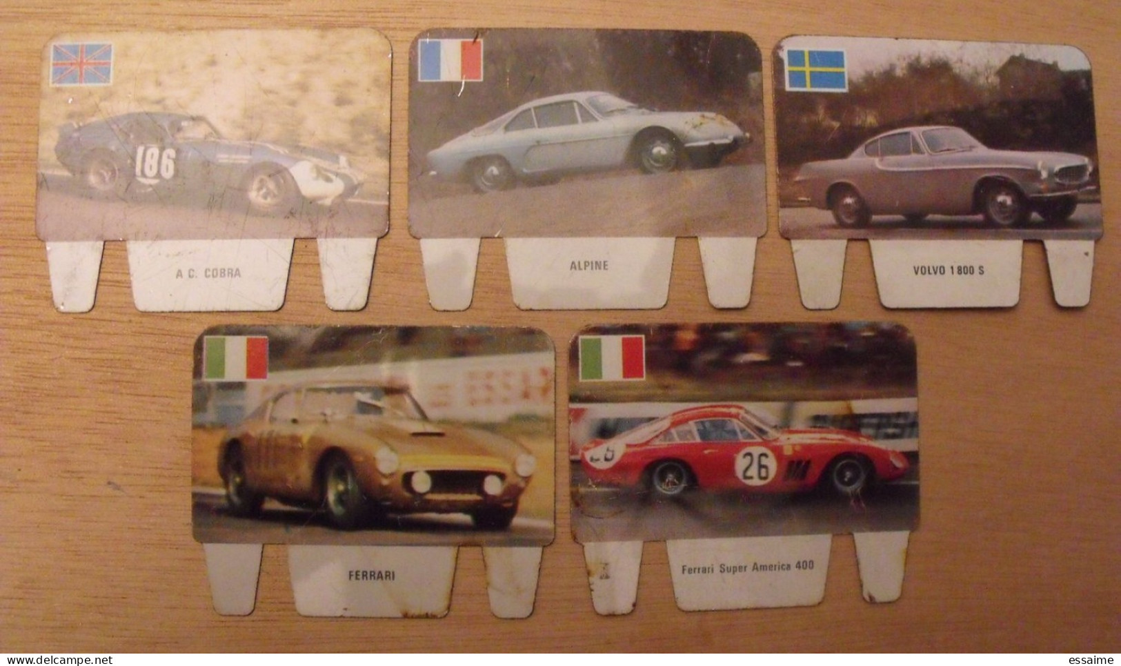 4 Plaquettes Automobiles Crio. Ferrari Volvo Alpine . Vers 1960.  Lot 11 - Plaques En Tôle (après 1960)