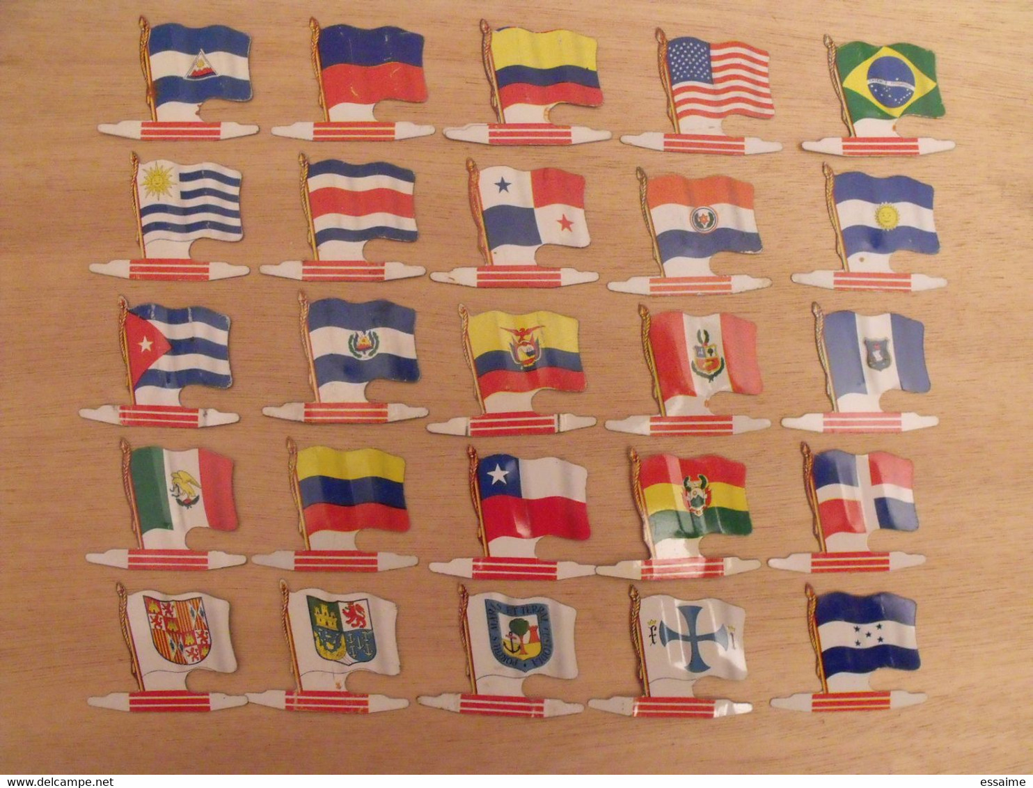 25 Plaquettes Drapeaux L'Alsacienne Américorama. Etats-Unis Brésil Chili Cuba  Argentine Paraguay... Drapeau. Lot 5 - Tin Signs (vanaf 1961)