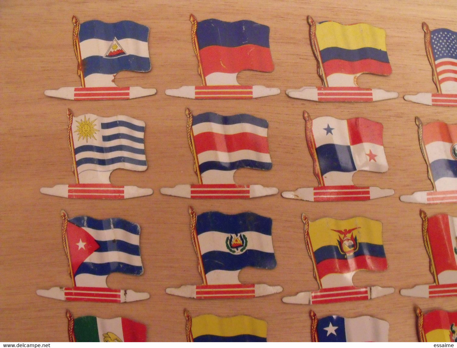 25 Plaquettes Drapeaux L'Alsacienne Américorama. Etats-Unis Brésil Chili Cuba  Argentine Paraguay... Drapeau. Lot 5 - Plaques En Tôle (après 1960)