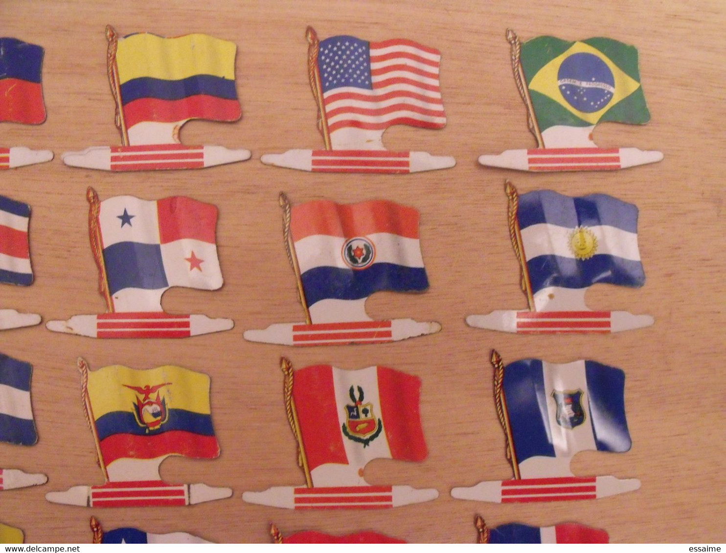 25 Plaquettes Drapeaux L'Alsacienne Américorama. Etats-Unis Brésil Chili Cuba  Argentine Paraguay... Drapeau. Lot 5 - Blechschilder (ab 1960)