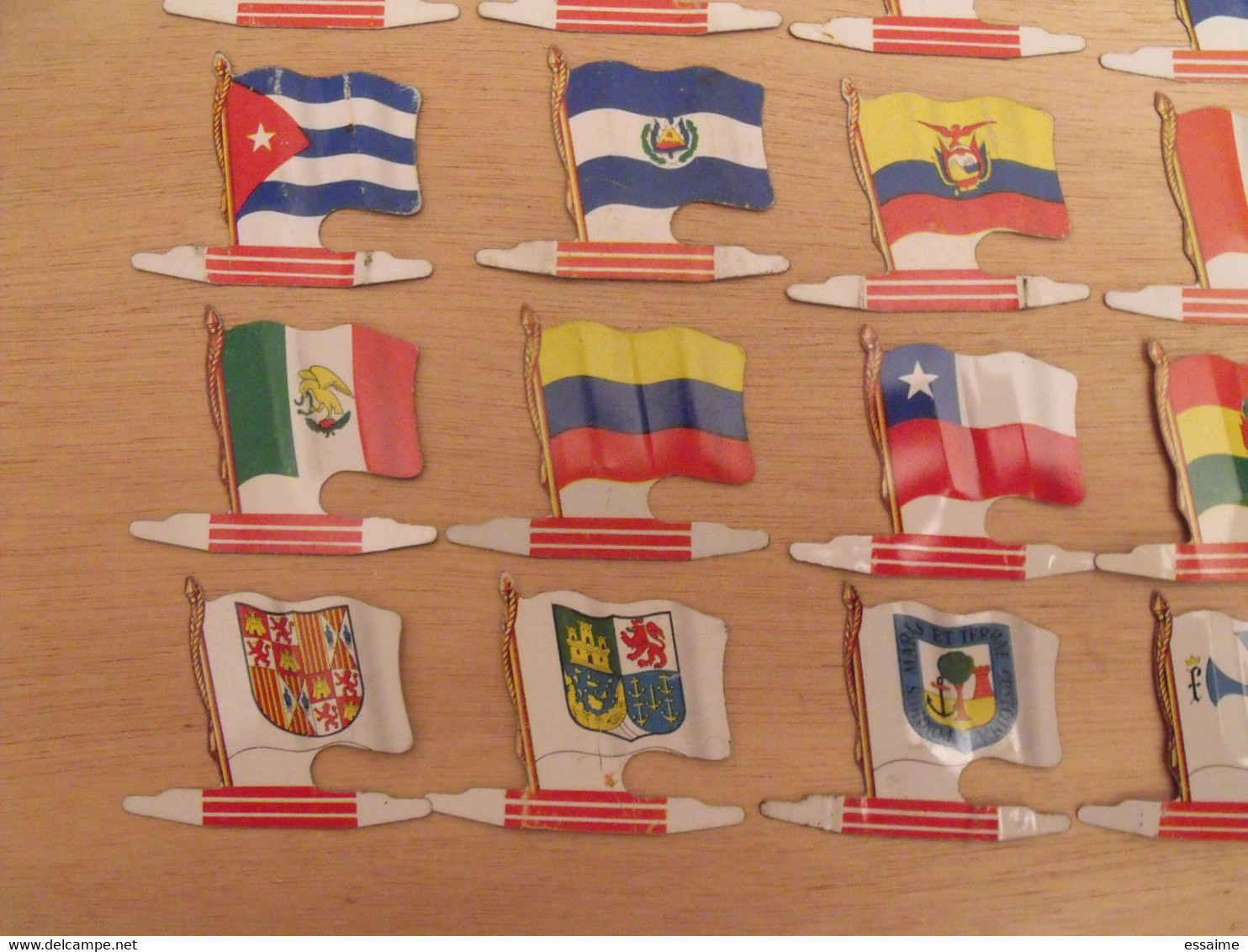 25 Plaquettes Drapeaux L'Alsacienne Américorama. Etats-Unis Brésil Chili Cuba  Argentine Paraguay... Drapeau. Lot 5 - Plaques En Tôle (après 1960)