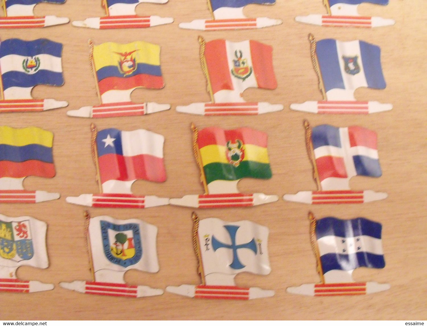 25 Plaquettes Drapeaux L'Alsacienne Américorama. Etats-Unis Brésil Chili Cuba  Argentine Paraguay... Drapeau. Lot 5 - Plaques En Tôle (après 1960)