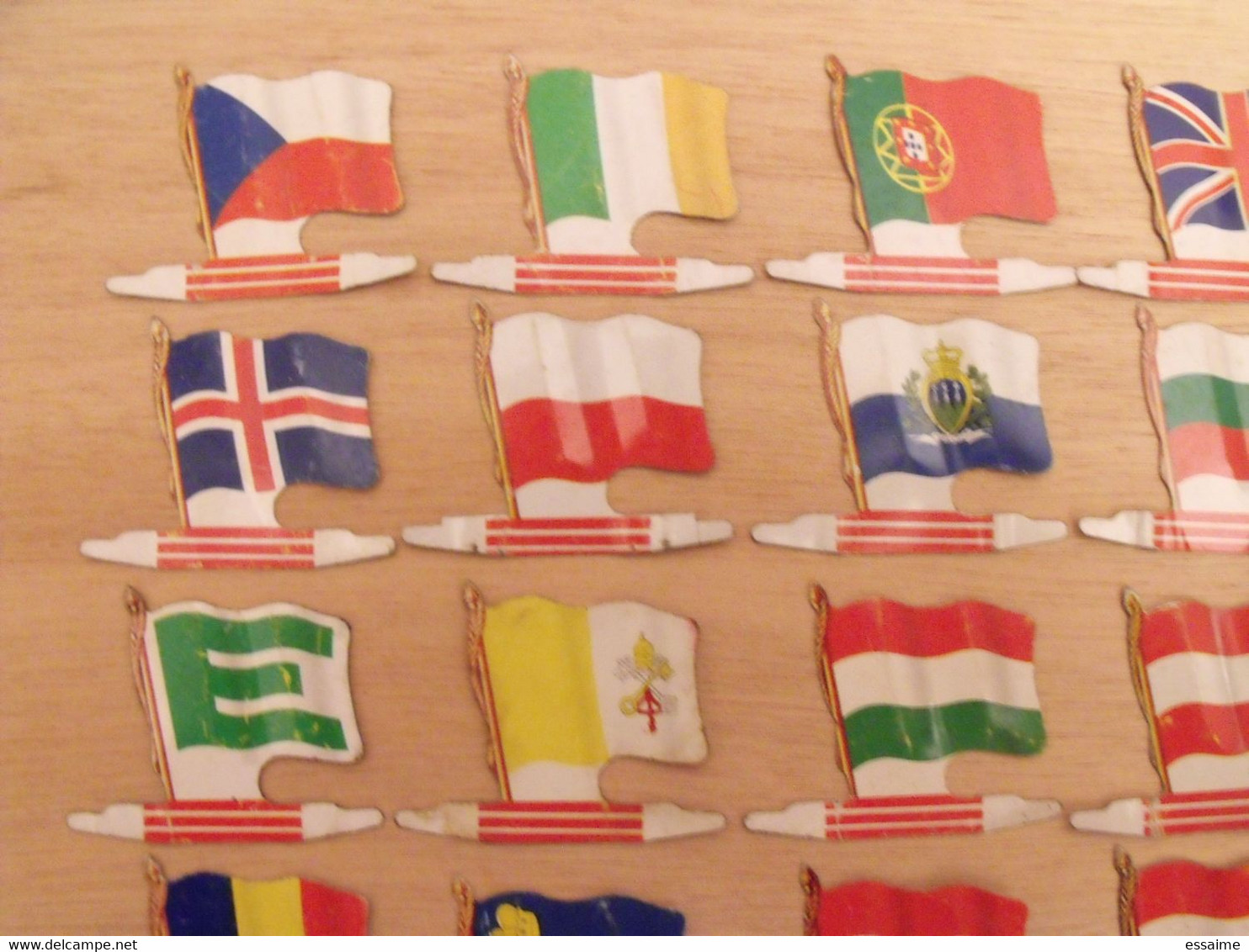 30 Plaquettes Drapeaux L'Alsacienne Drapeaurama. Pologne Europe  Monaco Autriche Andorre... Drapeau. Lot 2 - Placas En Aluminio (desde 1961)