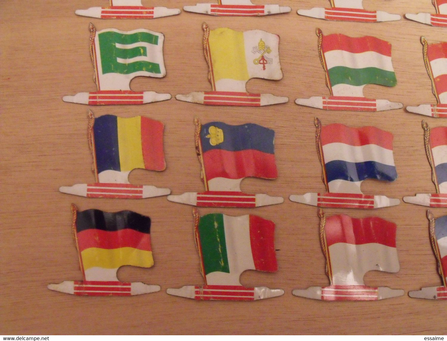 30 Plaquettes Drapeaux L'Alsacienne Drapeaurama. Pologne Europe  Monaco Autriche Andorre... Drapeau. Lot 2 - Targhe In Lamiera (a Partire Dal 1961)