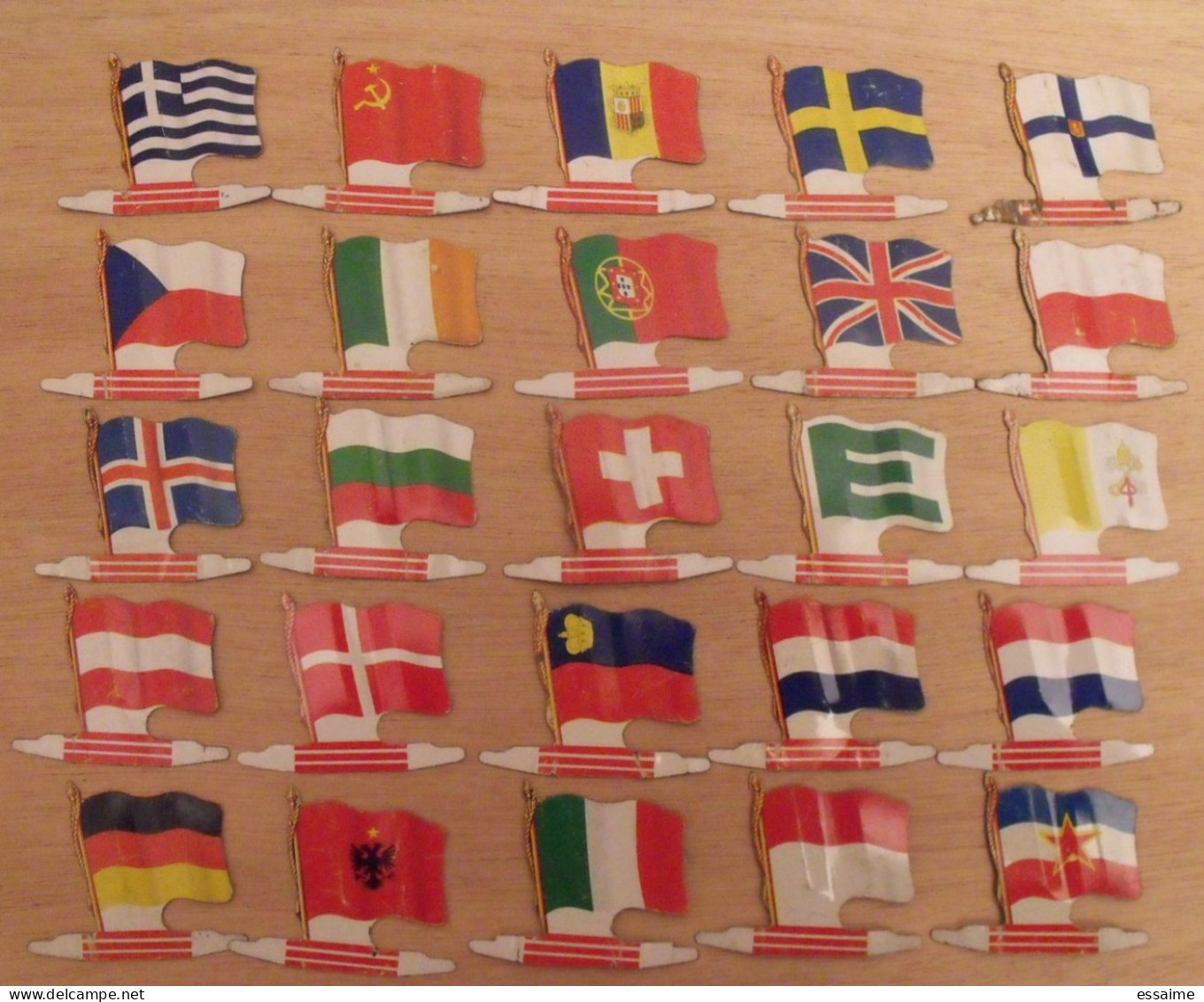 25 Plaquettes Drapeaux L'Alsacienne Drapeaurama. Vatican Europe  Monaco Autriche Andorre... Drapeau. Lot 1 - Placas En Aluminio (desde 1961)