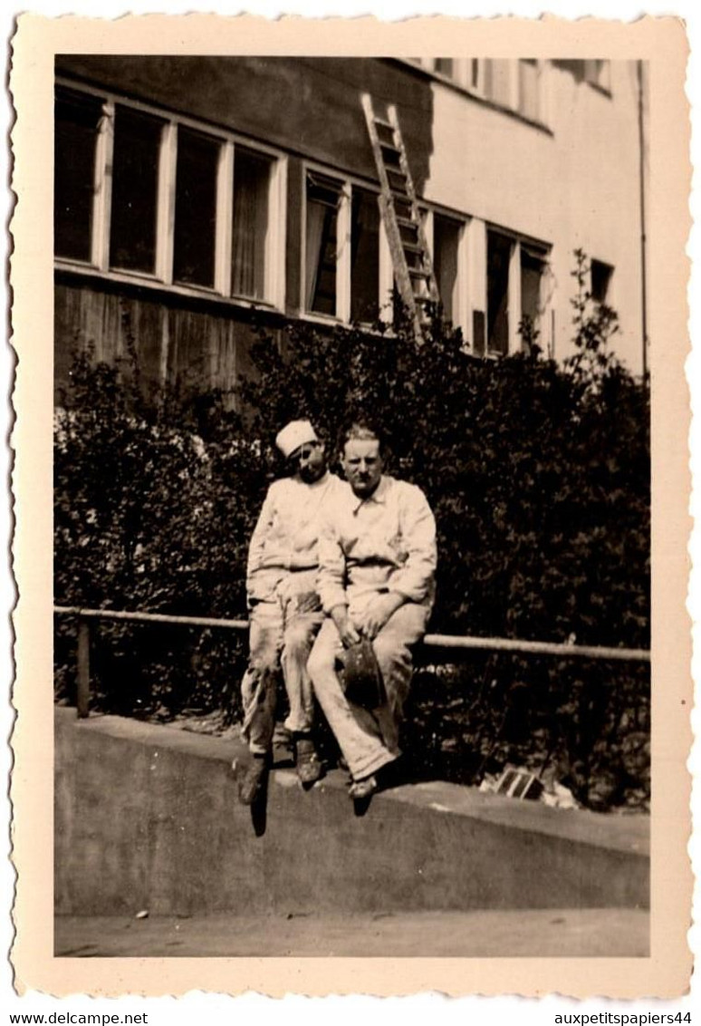 Photo Originale Portrait De Peintres En Bâtiments Posant Devant Leur Ouvrage : Une Façade D'Immeuble Vers 1930/40 - Professions