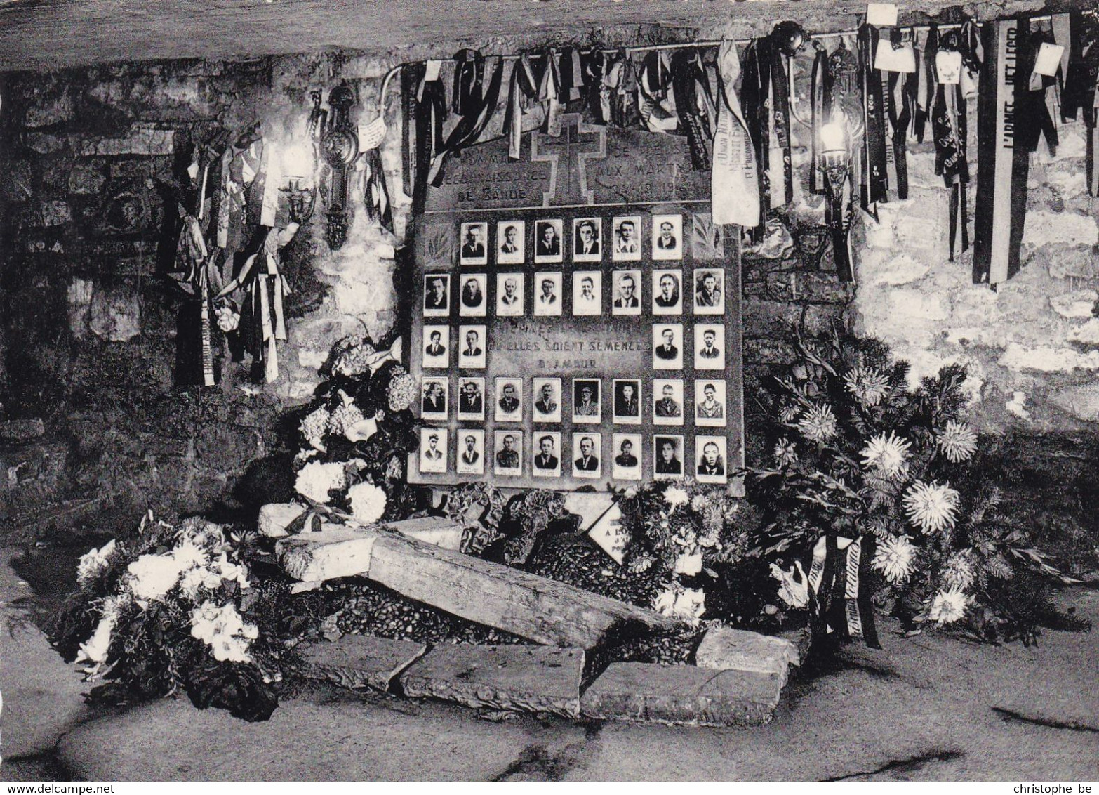 Bande, Café Du Monument, La Cave Du Massacre Des 34 Cictimes Abattues La Veille De Noël 1944 (pk71266) - Nassogne