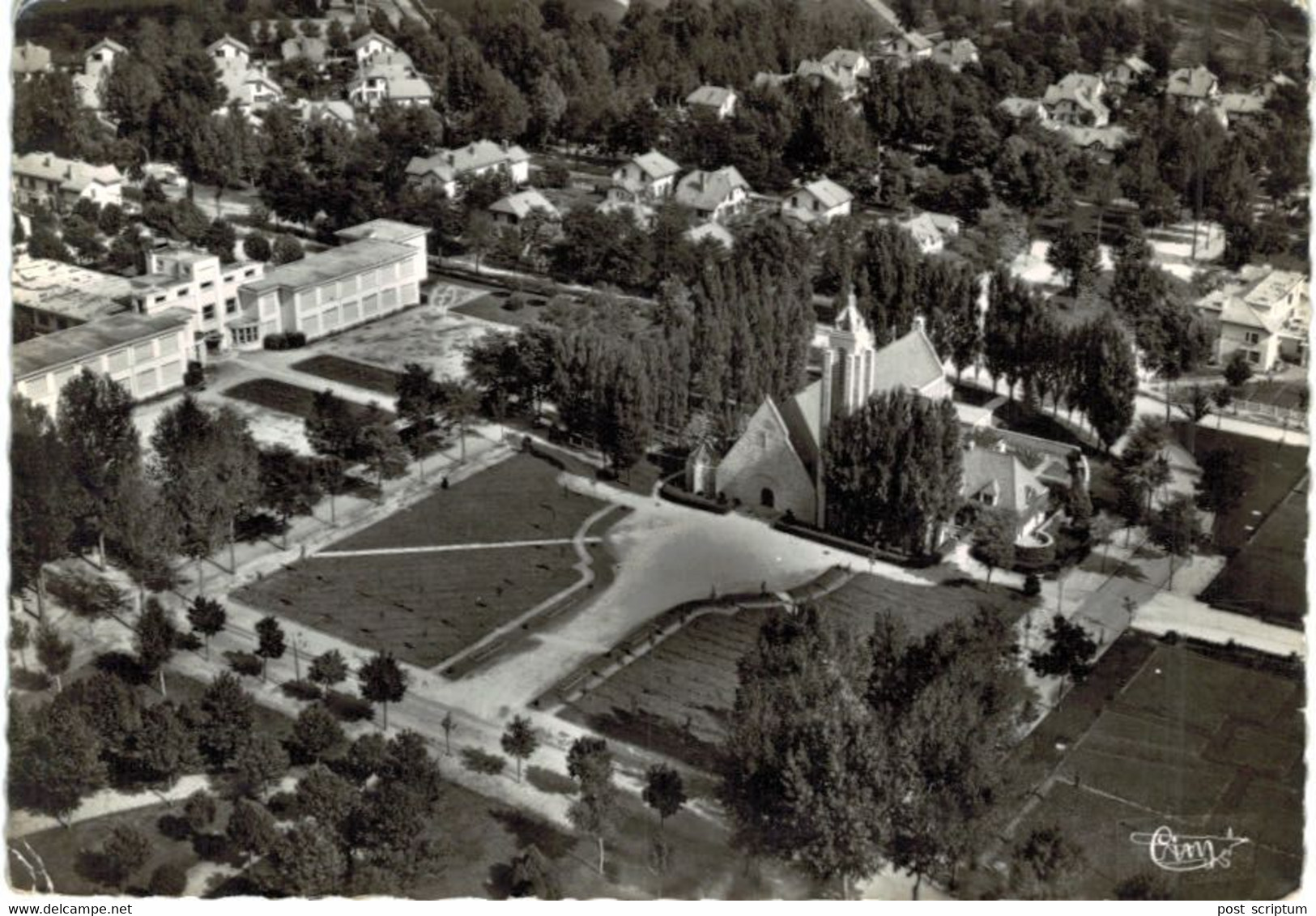 Tavaux Cités Vue Aérienne L'église Et Le Groupe Social - Tavaux