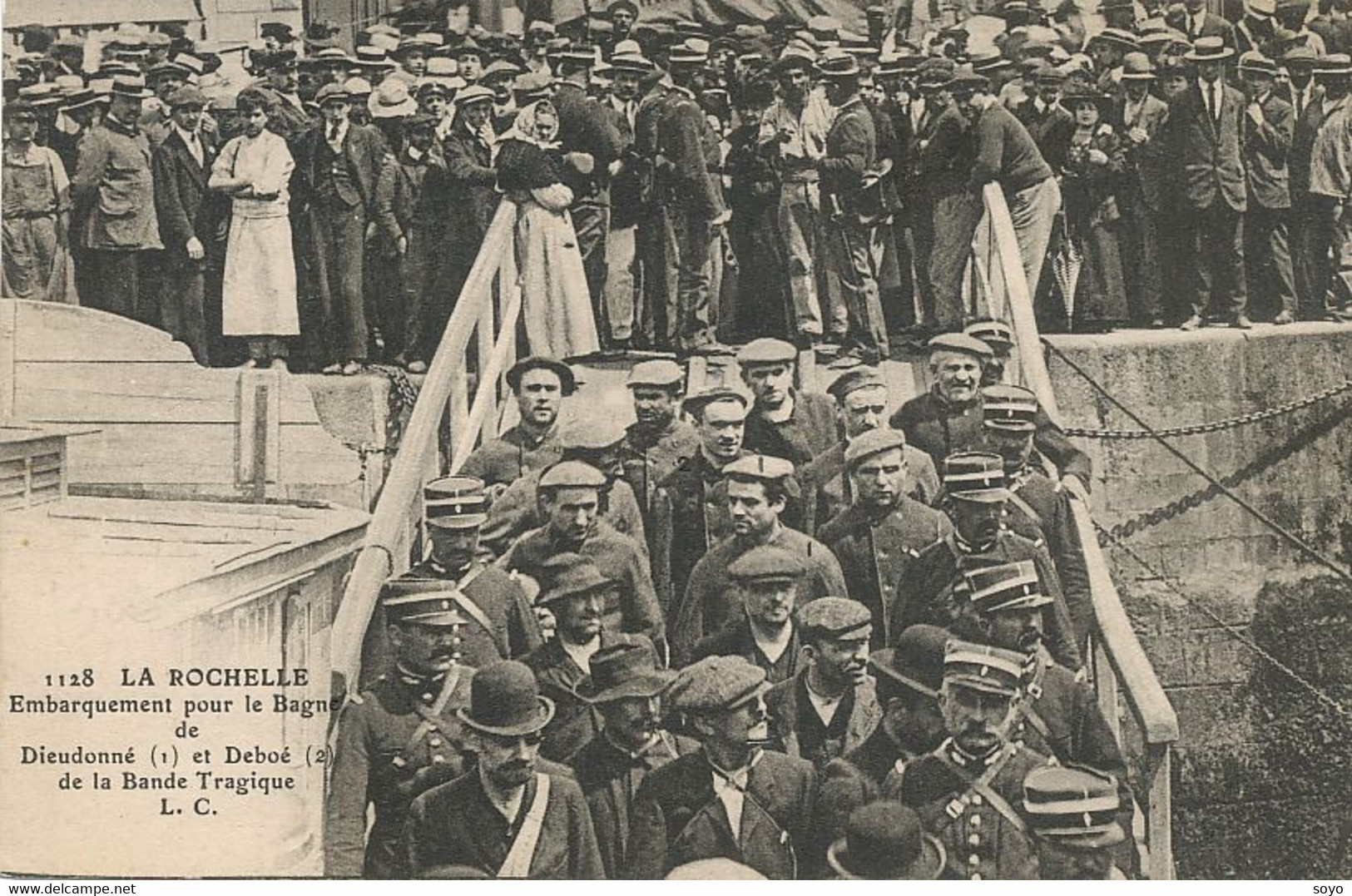 Dieudonné Et Deboé Partant Pour La Guyane . Bagne La Rochelle. Convicts . Bande à Bonnot. Gendarmes . - Presidio & Presidiarios