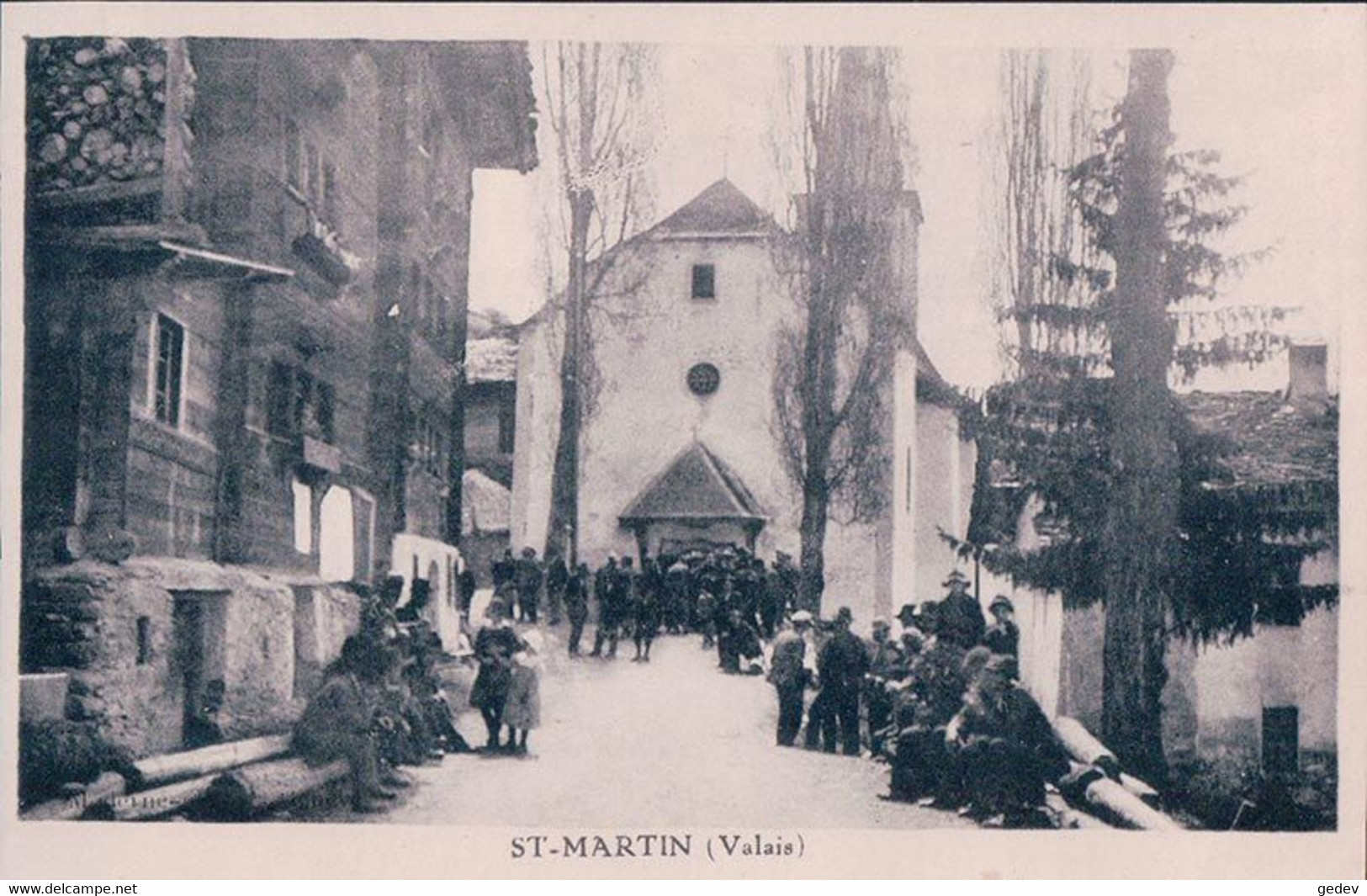 St Martin VS, Devant L'Eglise (2645) Carte Avec Les Bords Coupés - Saint-Martin